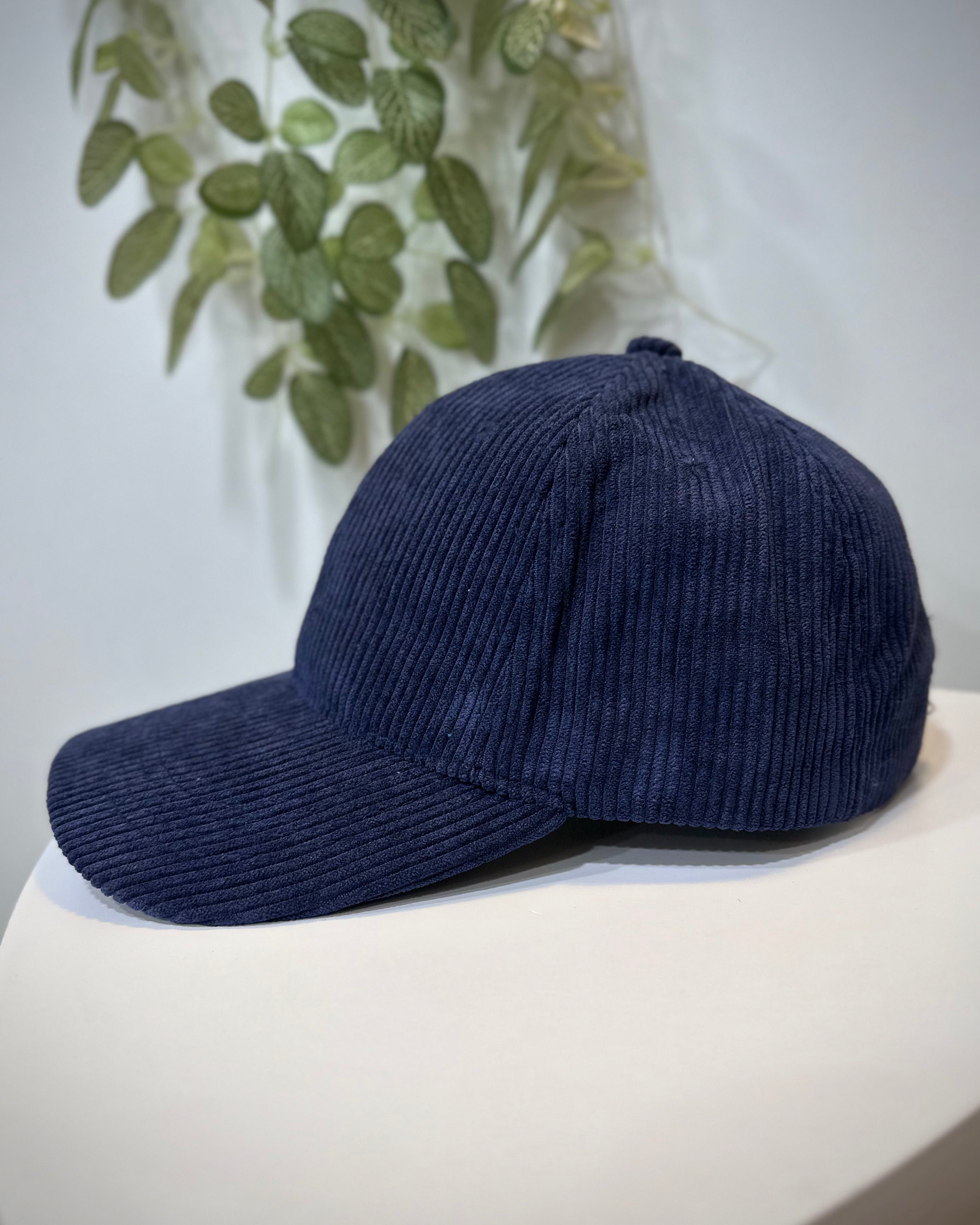 Vue latérale casquette femme bleu marine