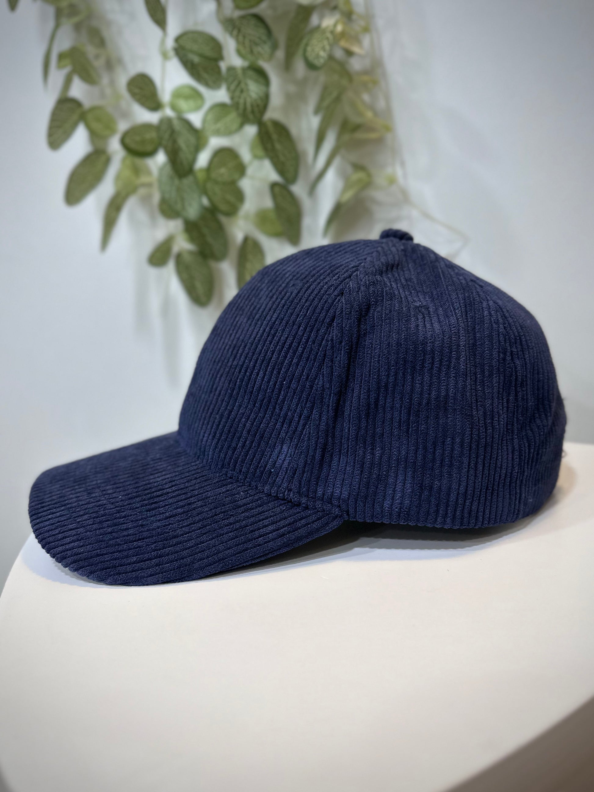 Vue latérale casquette femme bleu marine