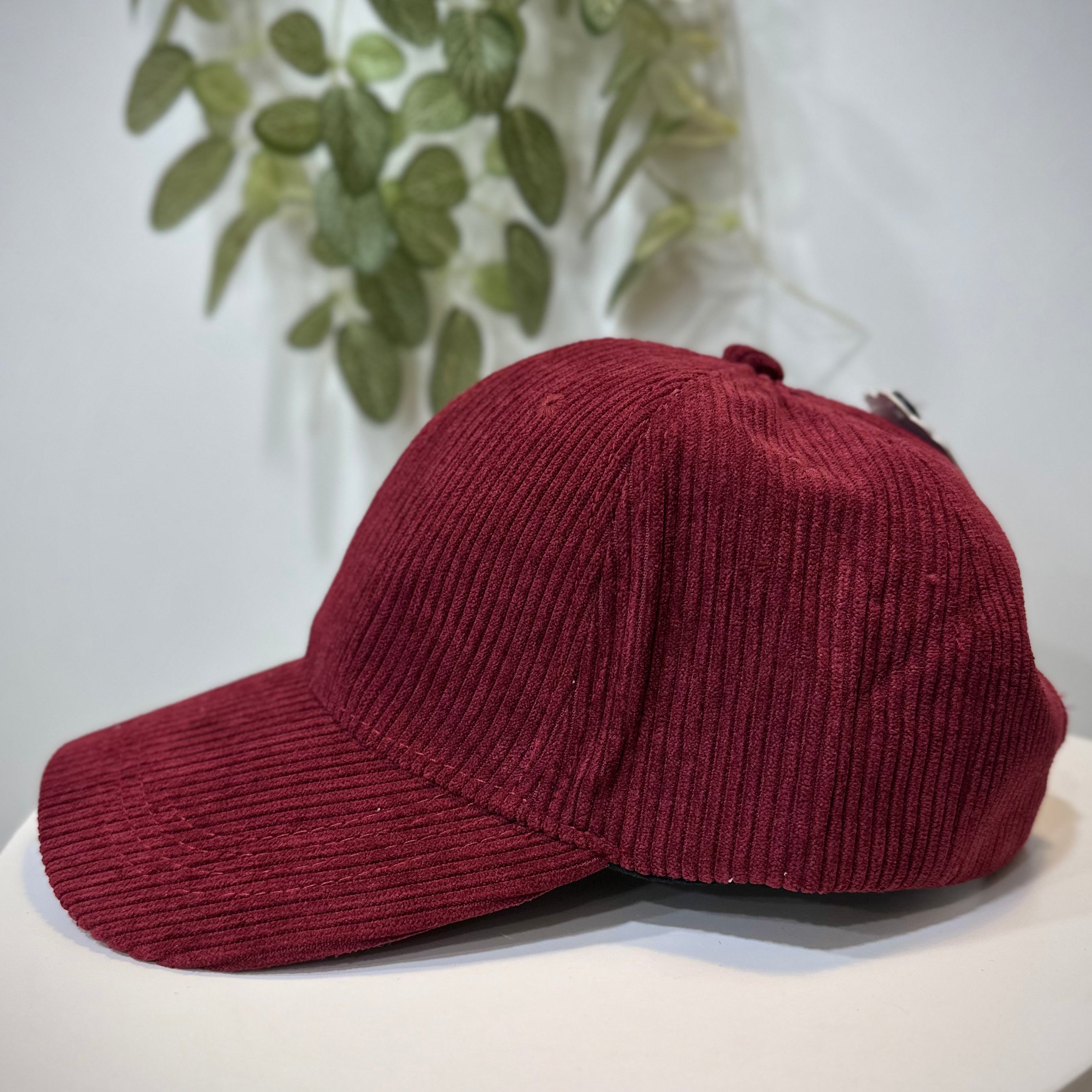 Vue latérale casquette femme bordeaux