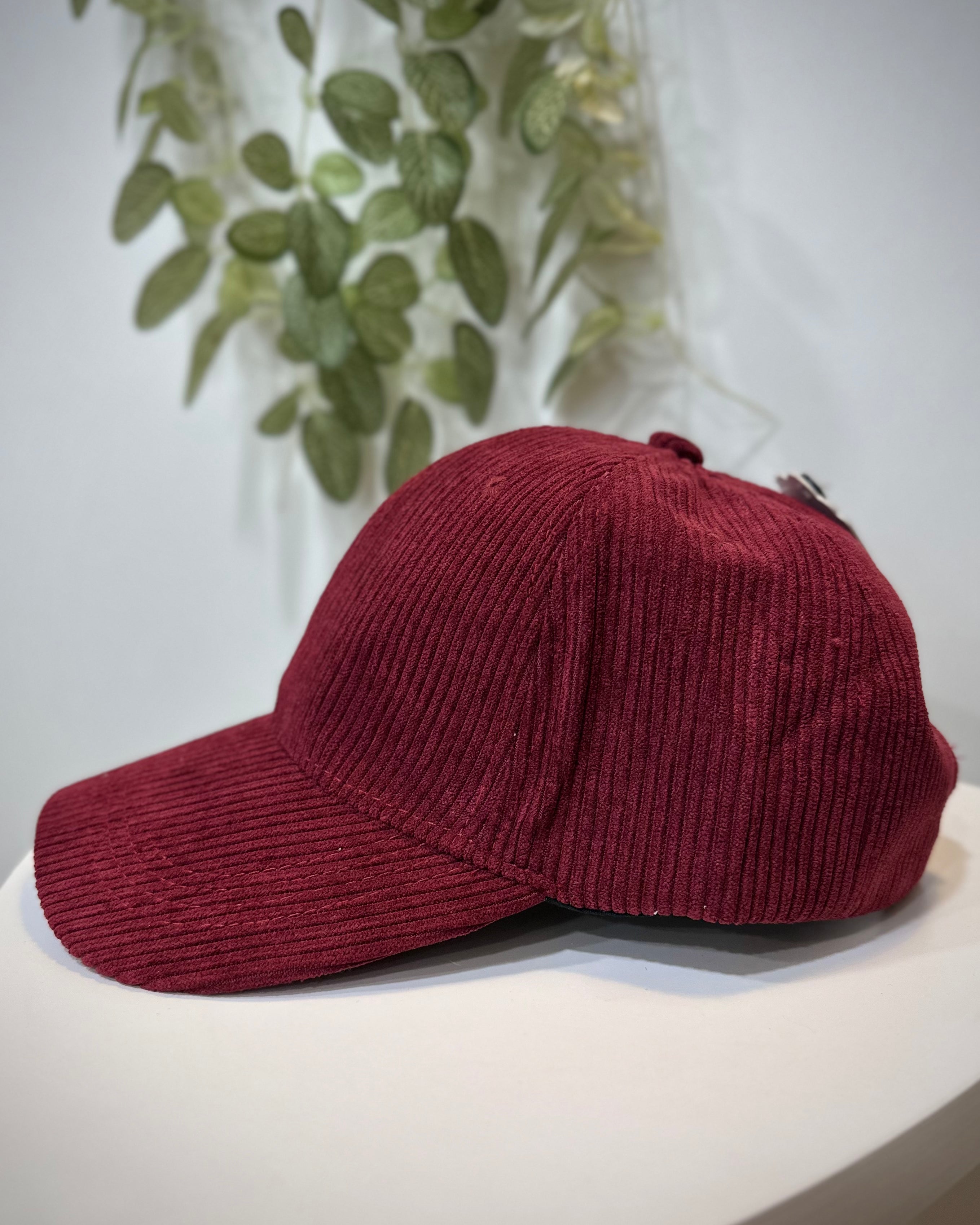Vue latérale casquette femme bordeaux