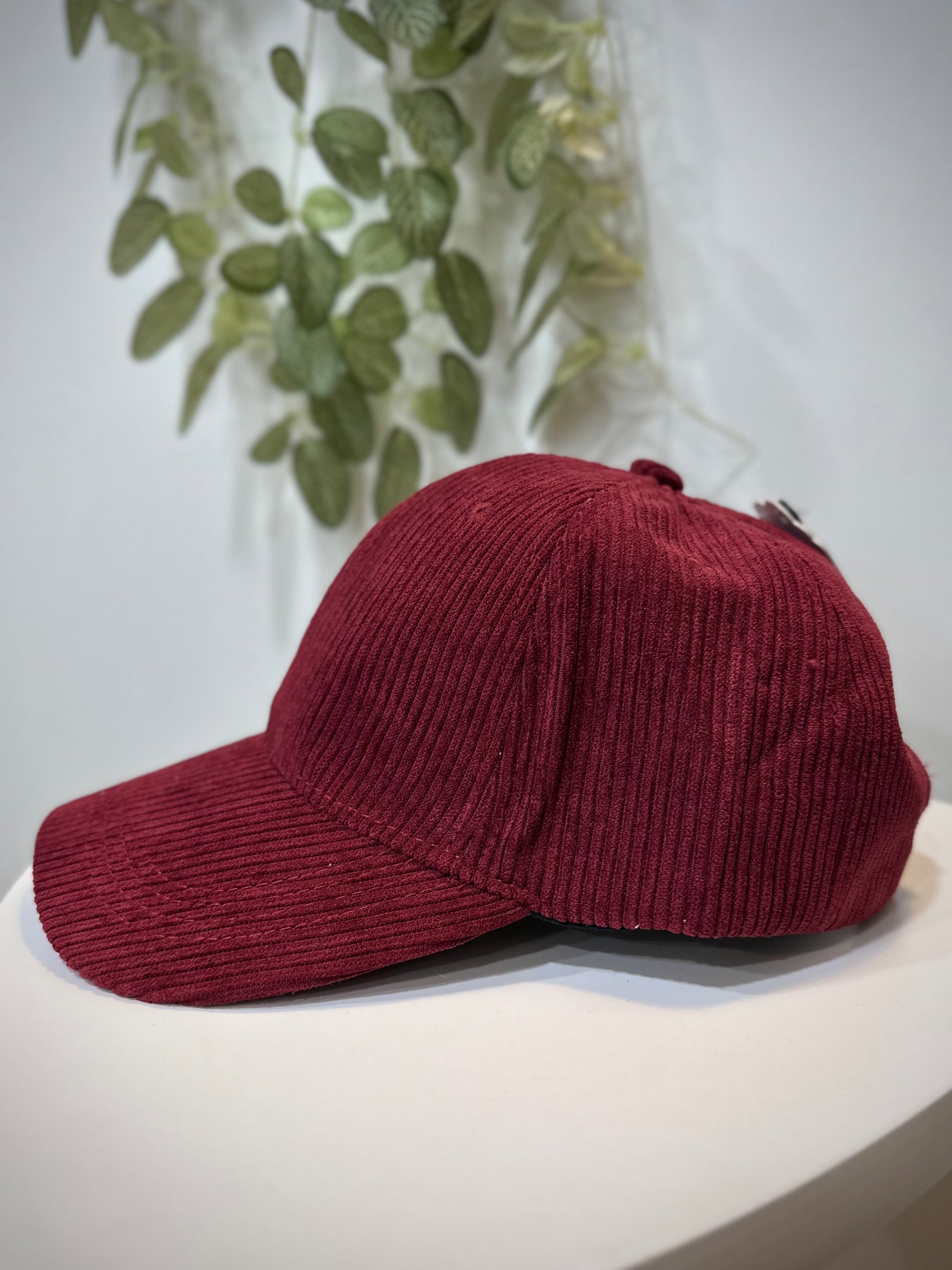 Vue latérale casquette femme bordeaux