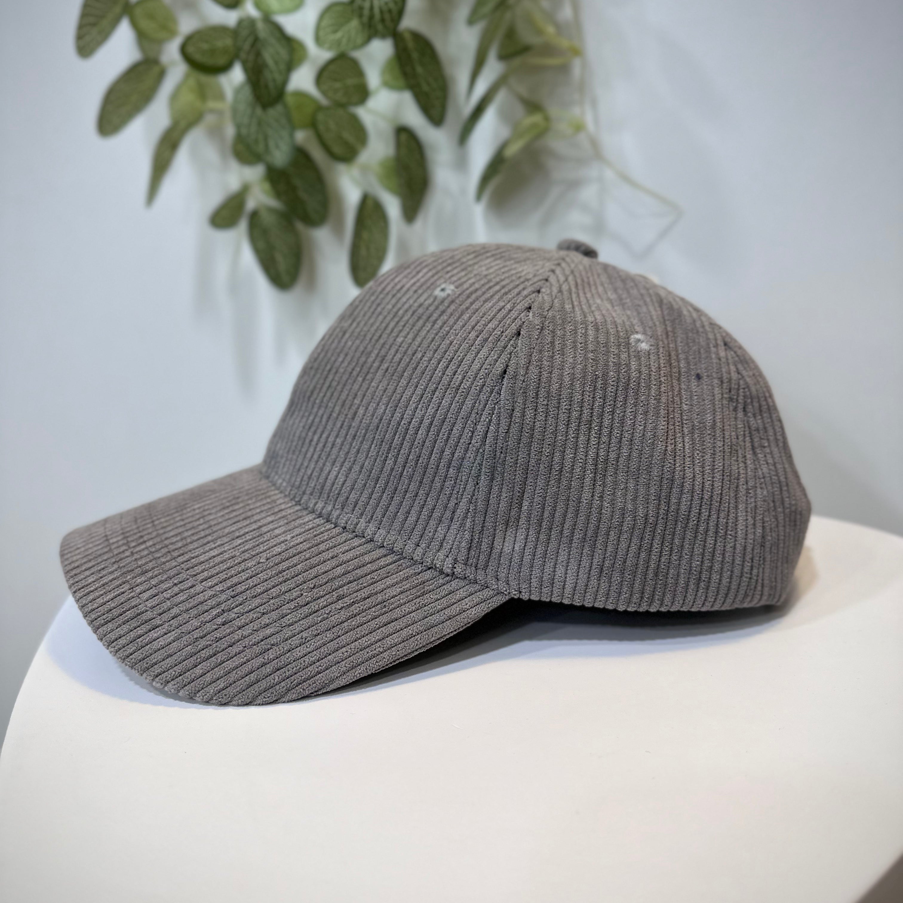Vue latérale casquette femme gris