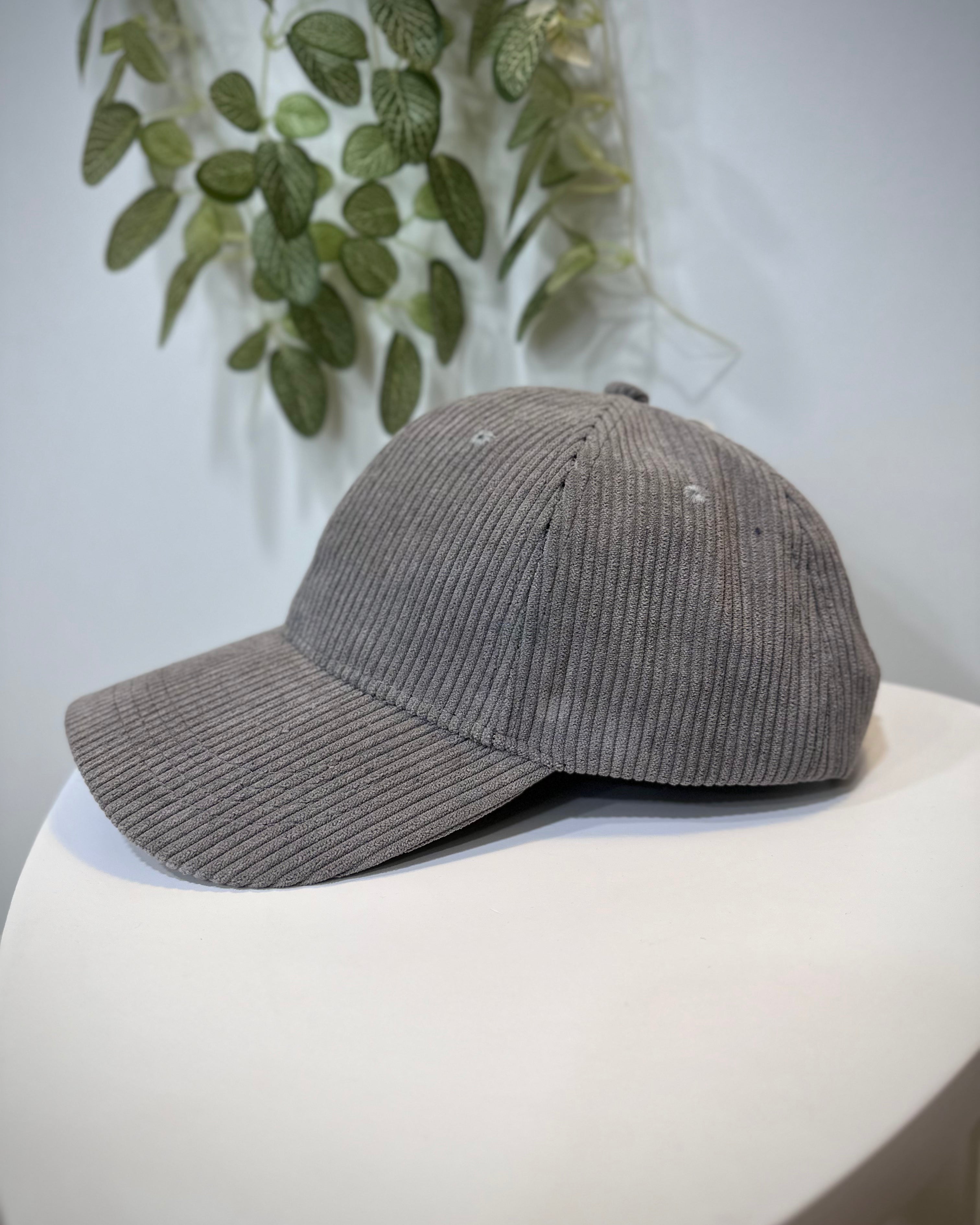 Vue latérale casquette femme gris