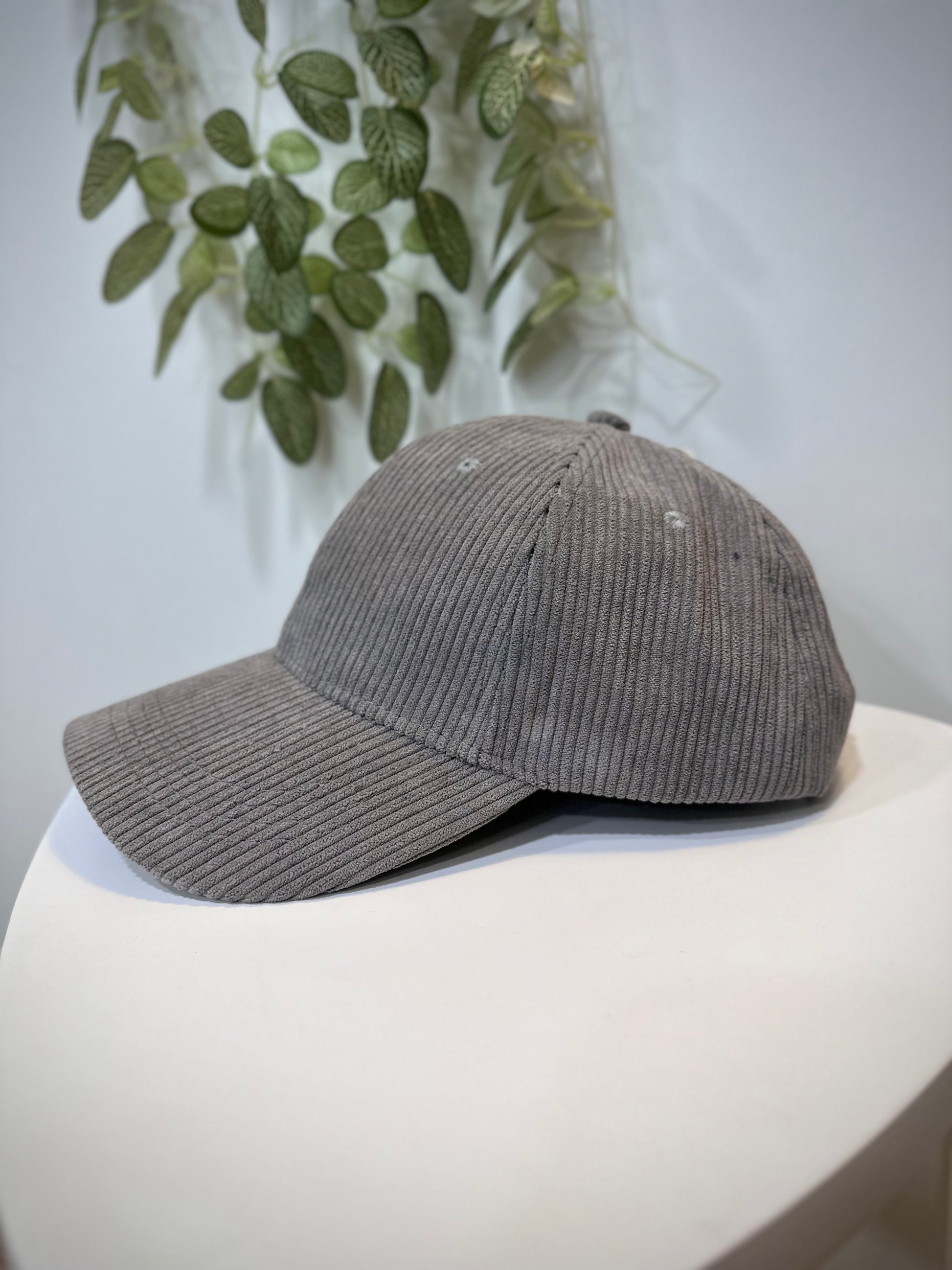 Vue latérale casquette femme gris