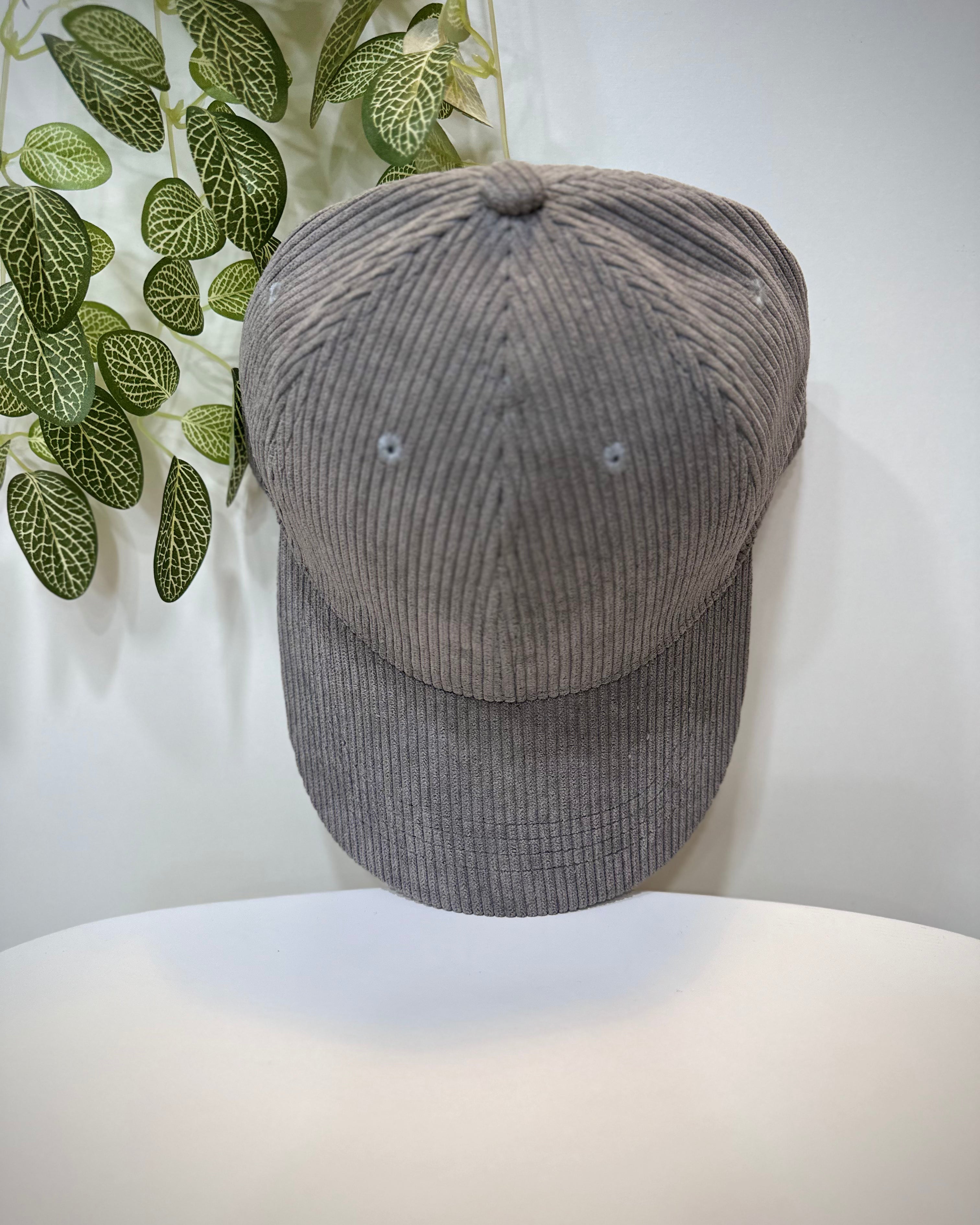 Casquette velours gris posée sur une table