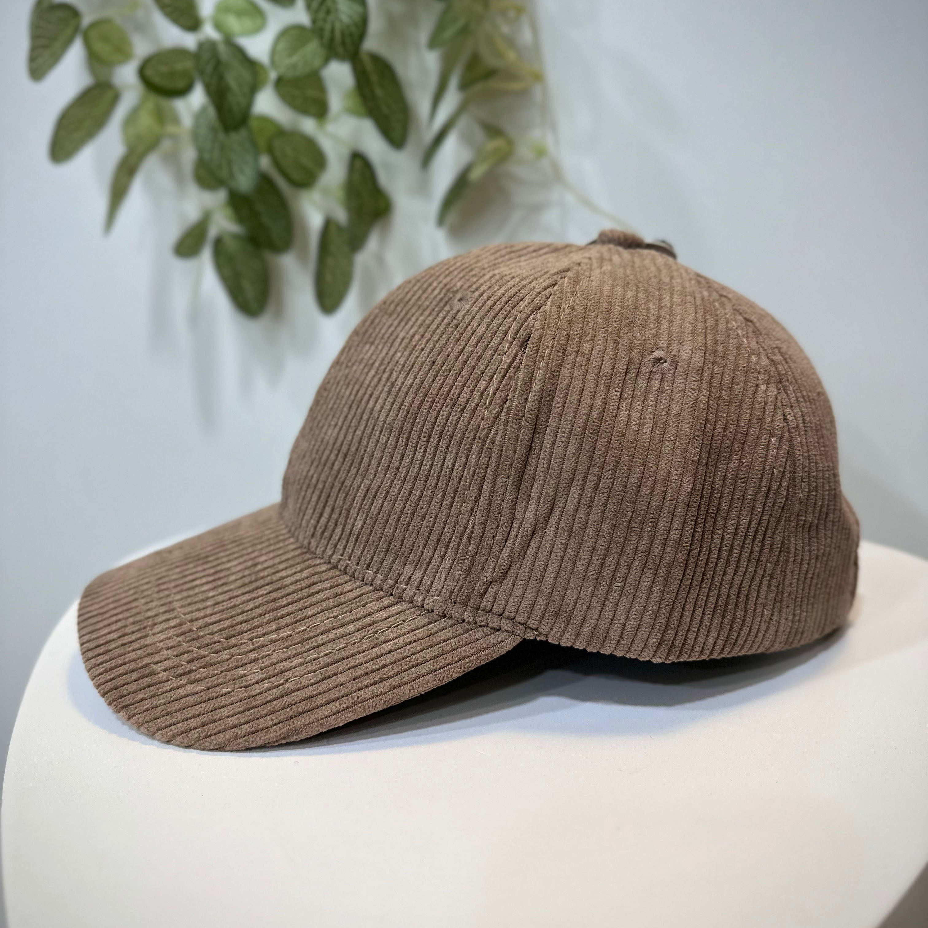 Vue latérale casquette femme marron