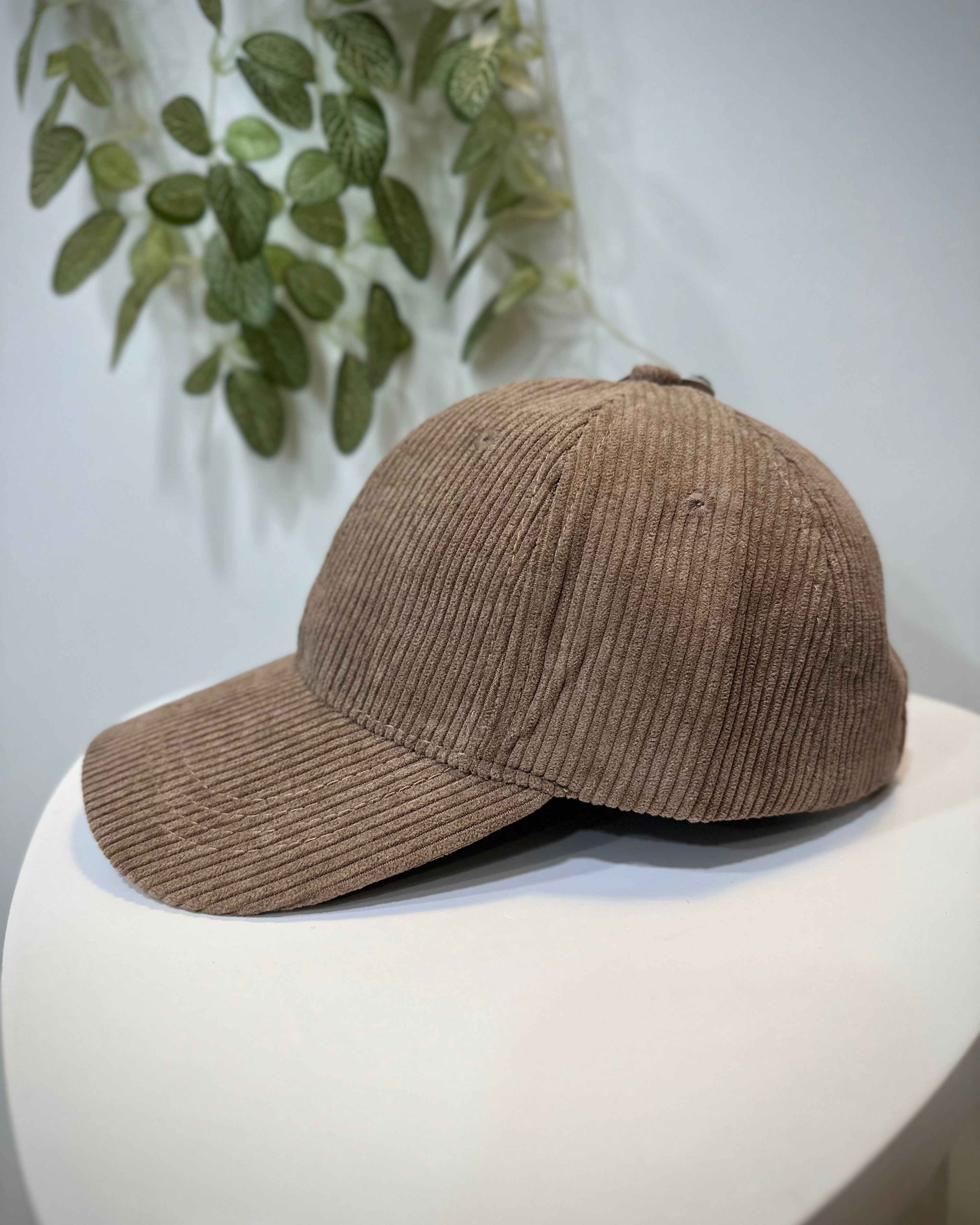 Vue latérale casquette femme marron