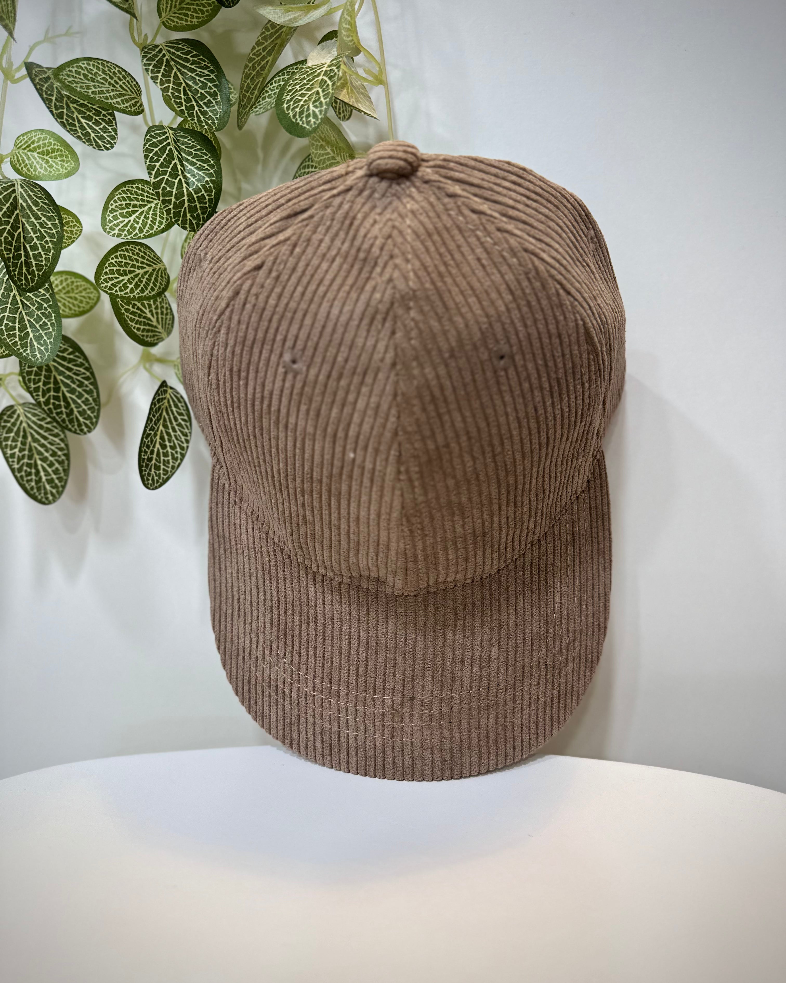 Casquette velours marron posée sur une table