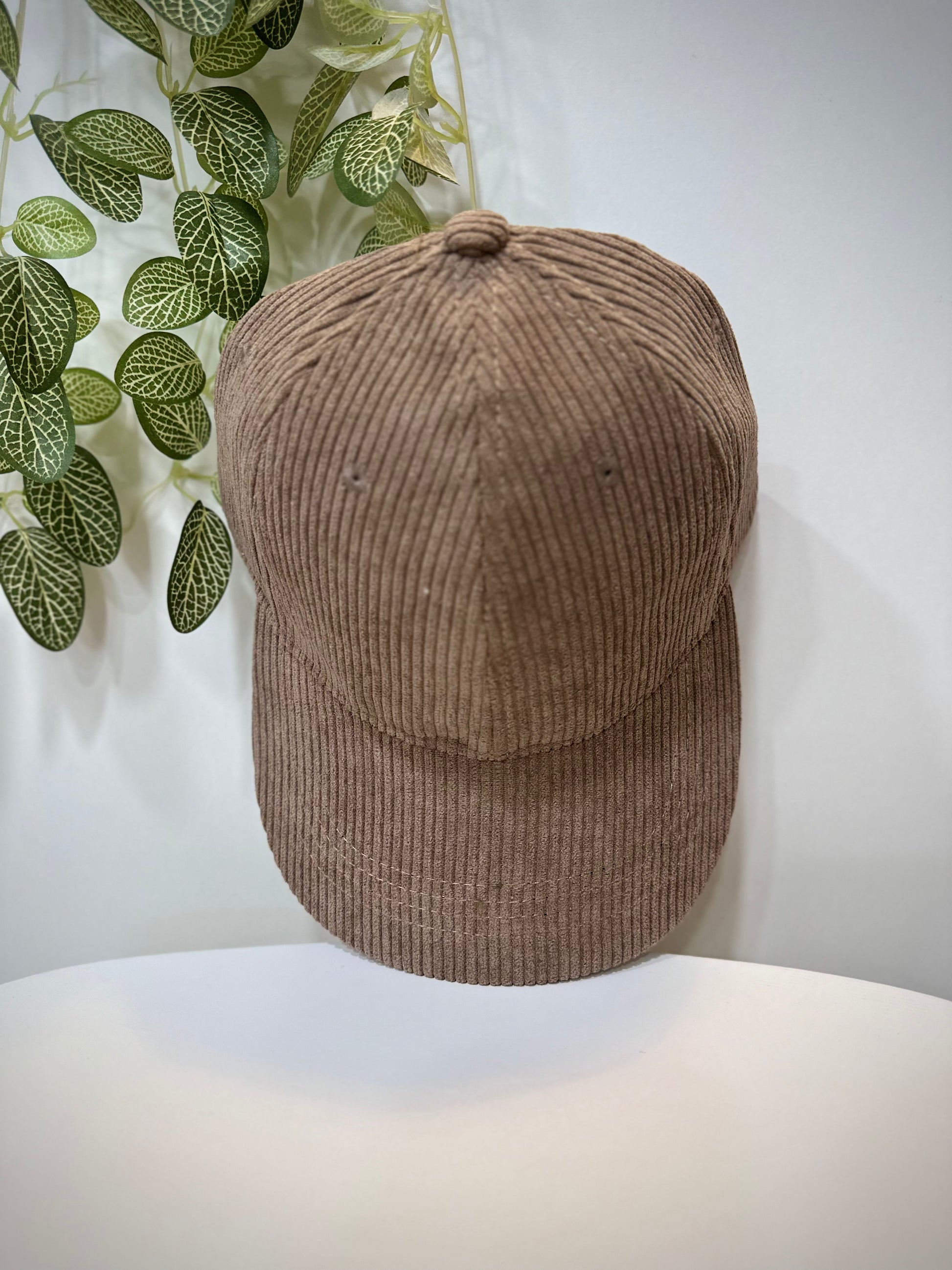 Casquette velours marron posée sur une table