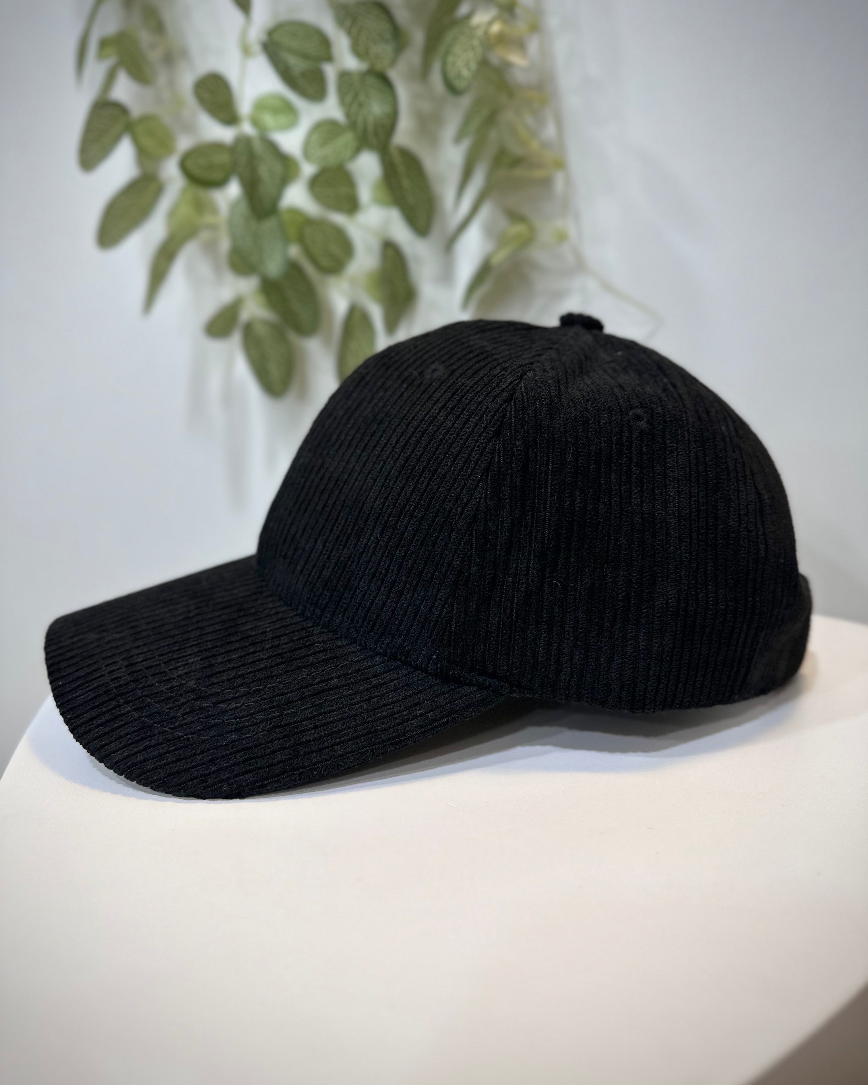 Vue latérale casquette femme noir