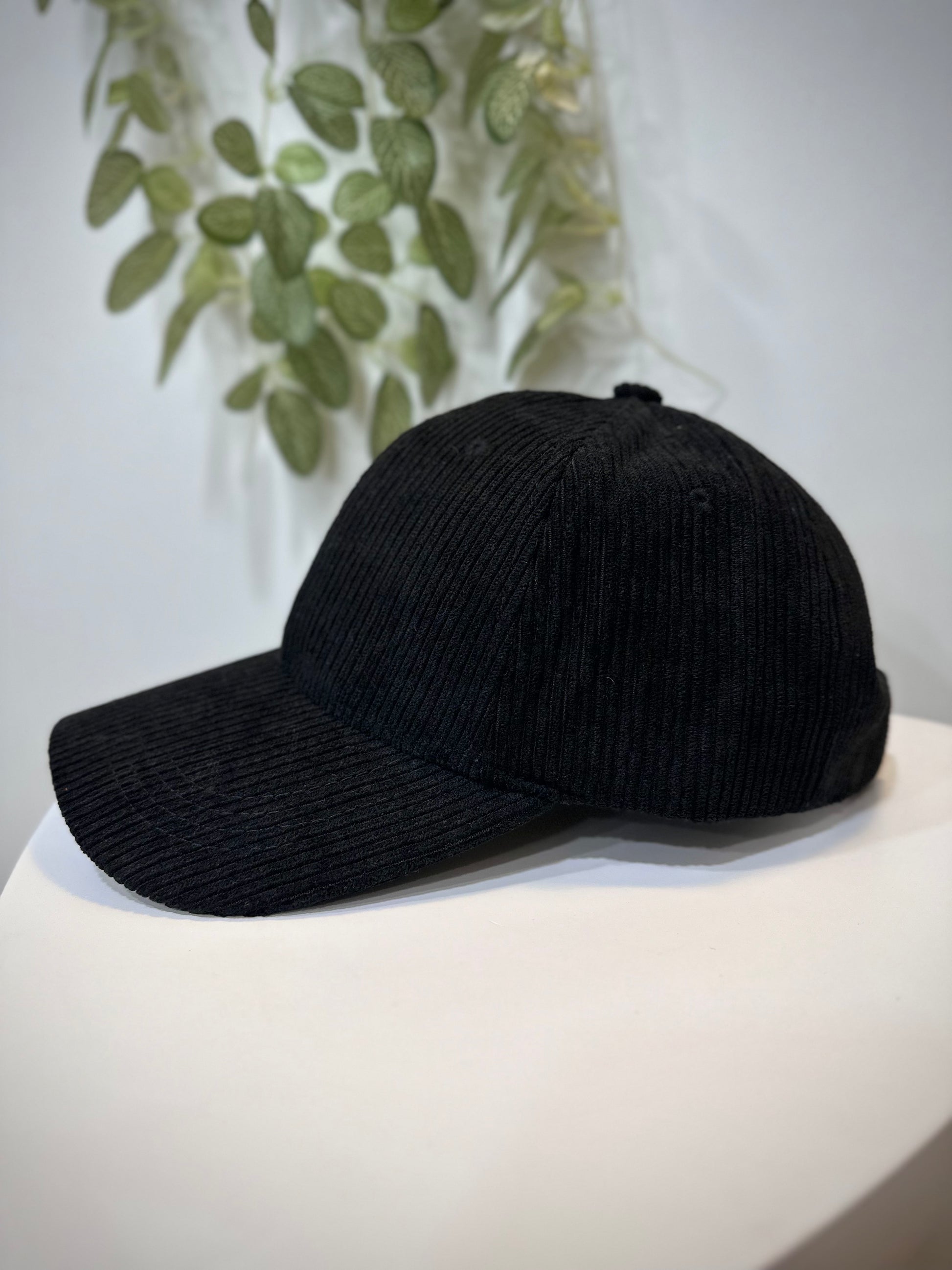 Vue latérale casquette femme noir