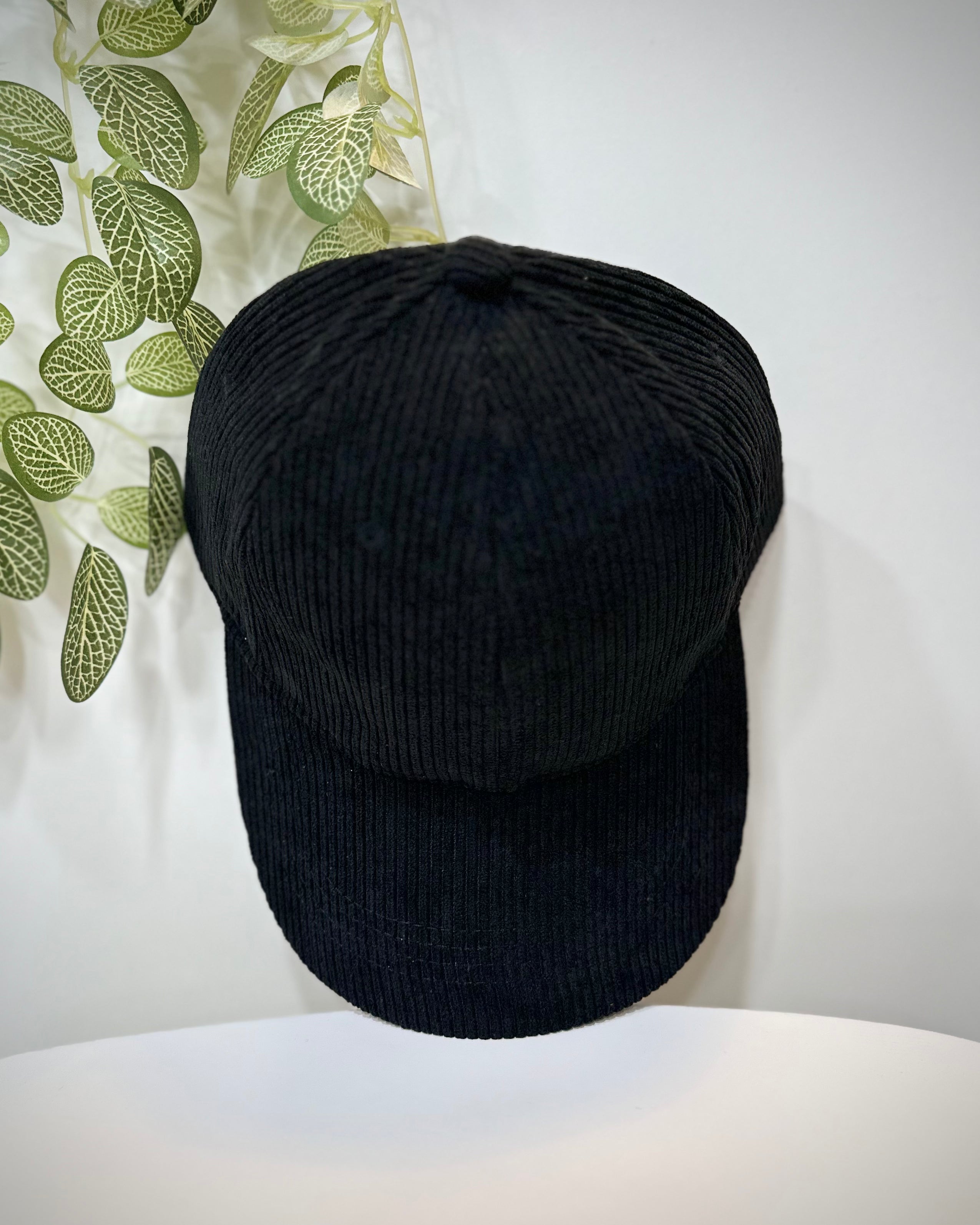 Casquette velours noir posée sur une table