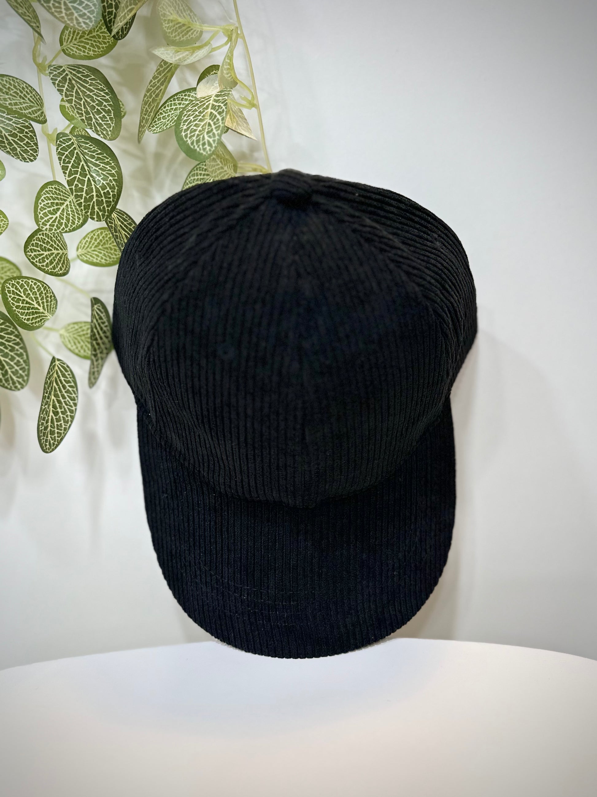 Casquette velours noir posée sur une table
