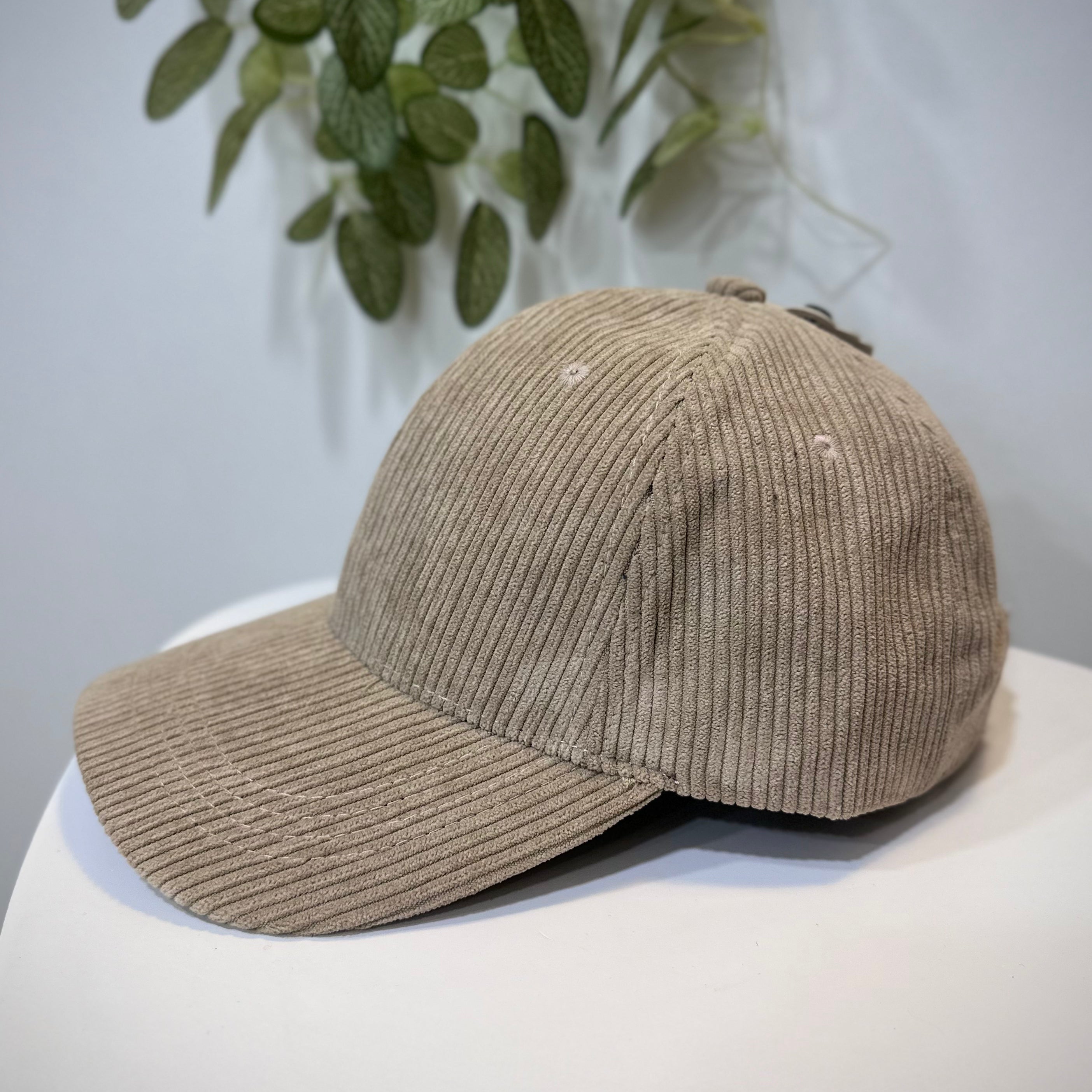 Vue latérale casquette femme taupe