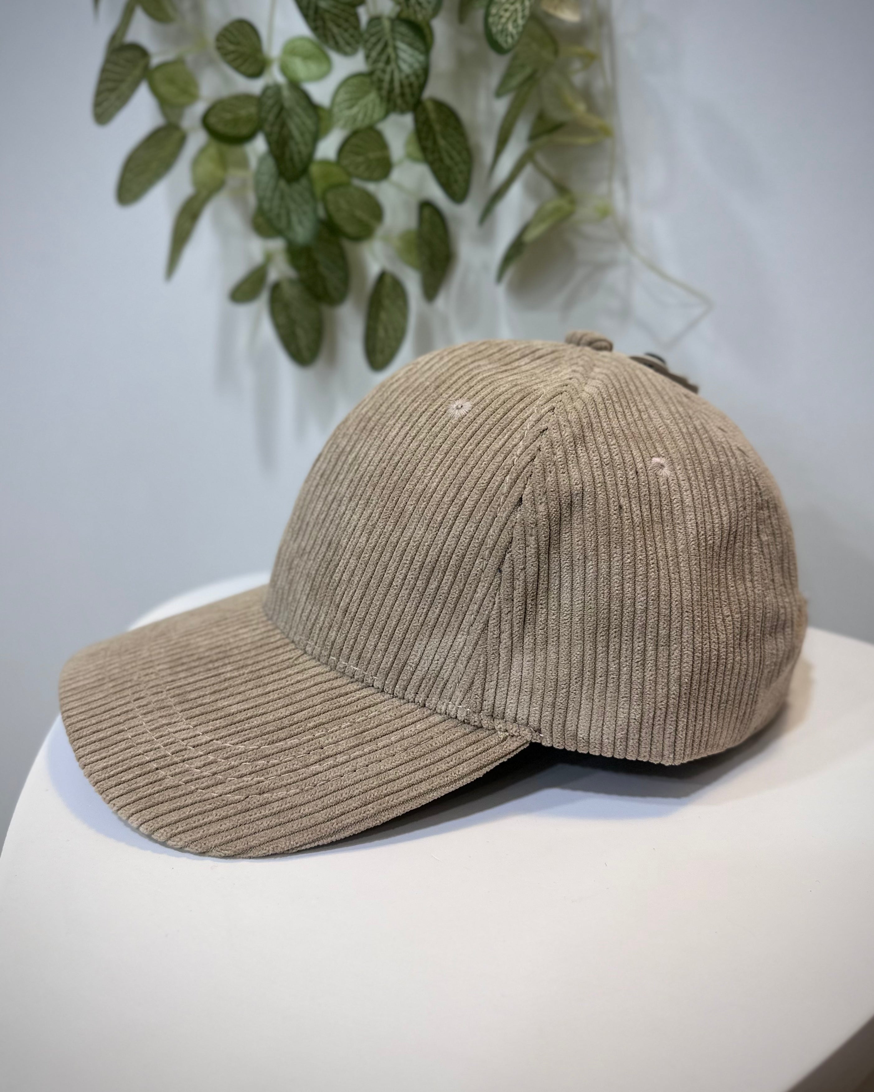 Vue latérale casquette femme taupe