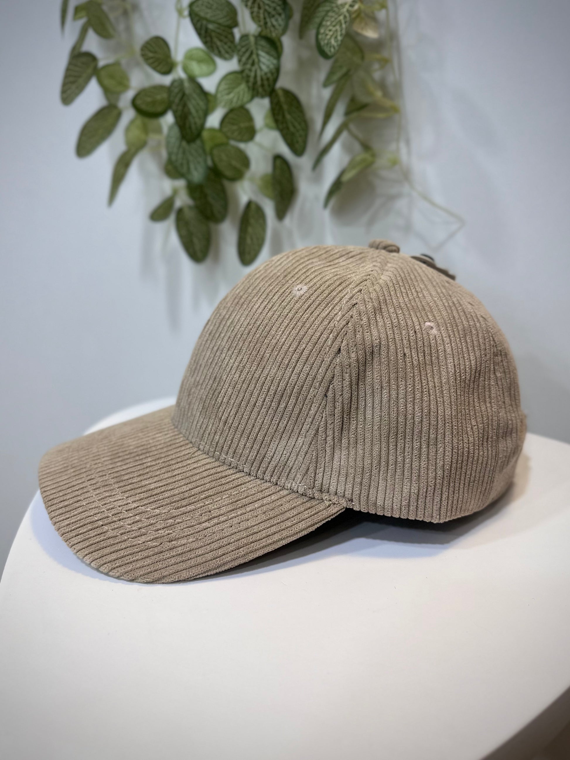 Vue latérale casquette femme taupe