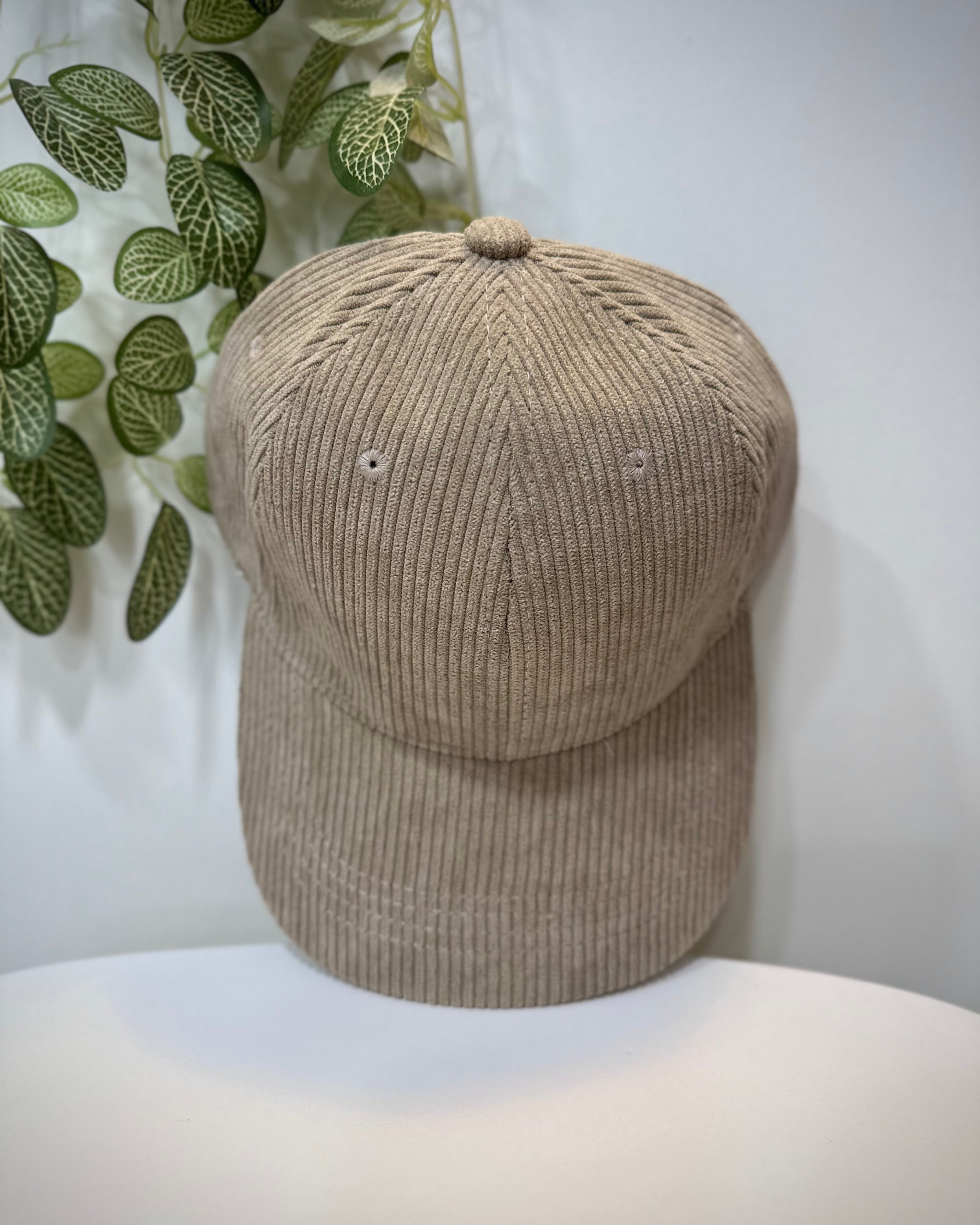 Casquette velours taupe posée sur une table