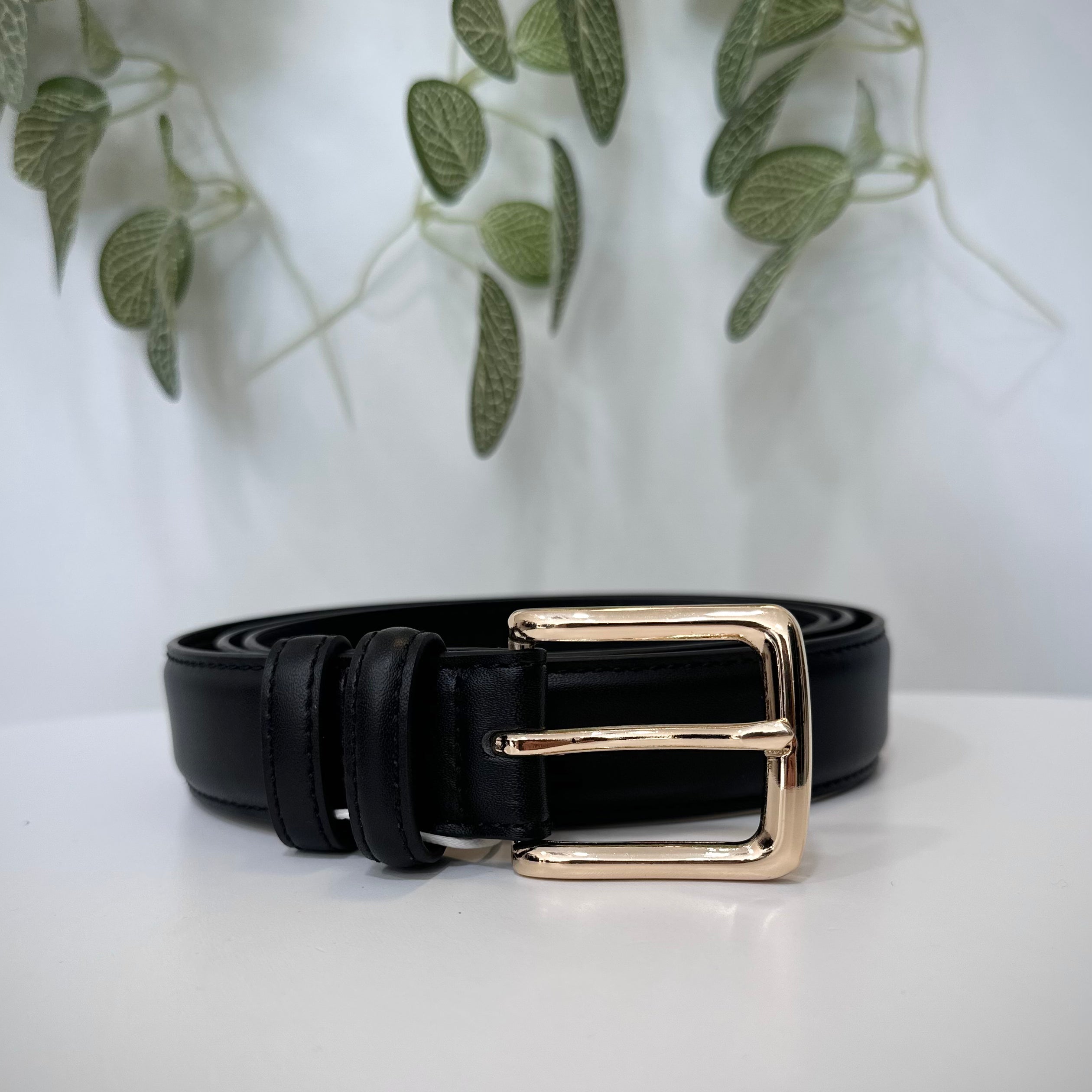 accessoire mode femme ceinture noire simili cuir boucle dorée