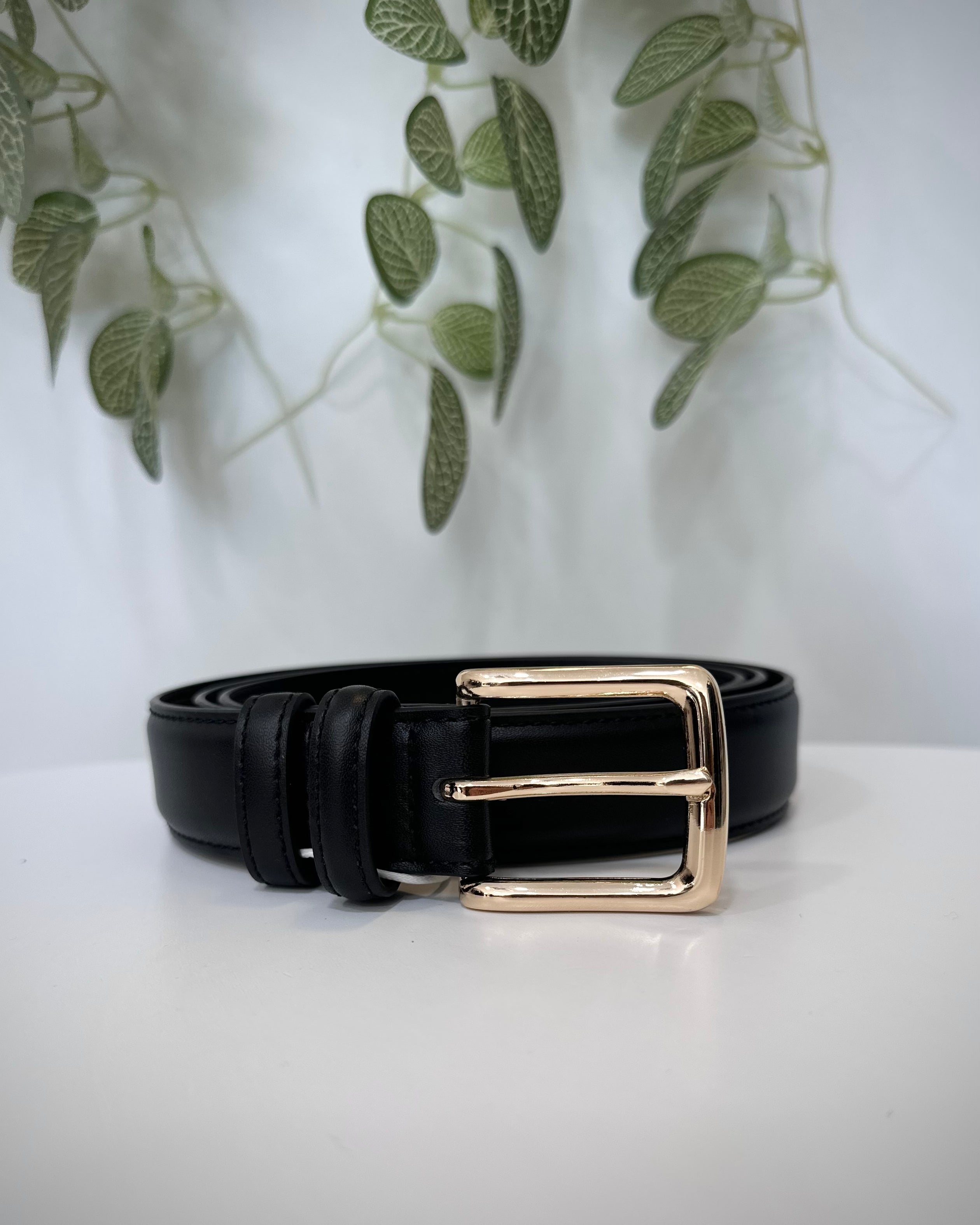 accessoire mode femme ceinture noire simili cuir boucle dorée