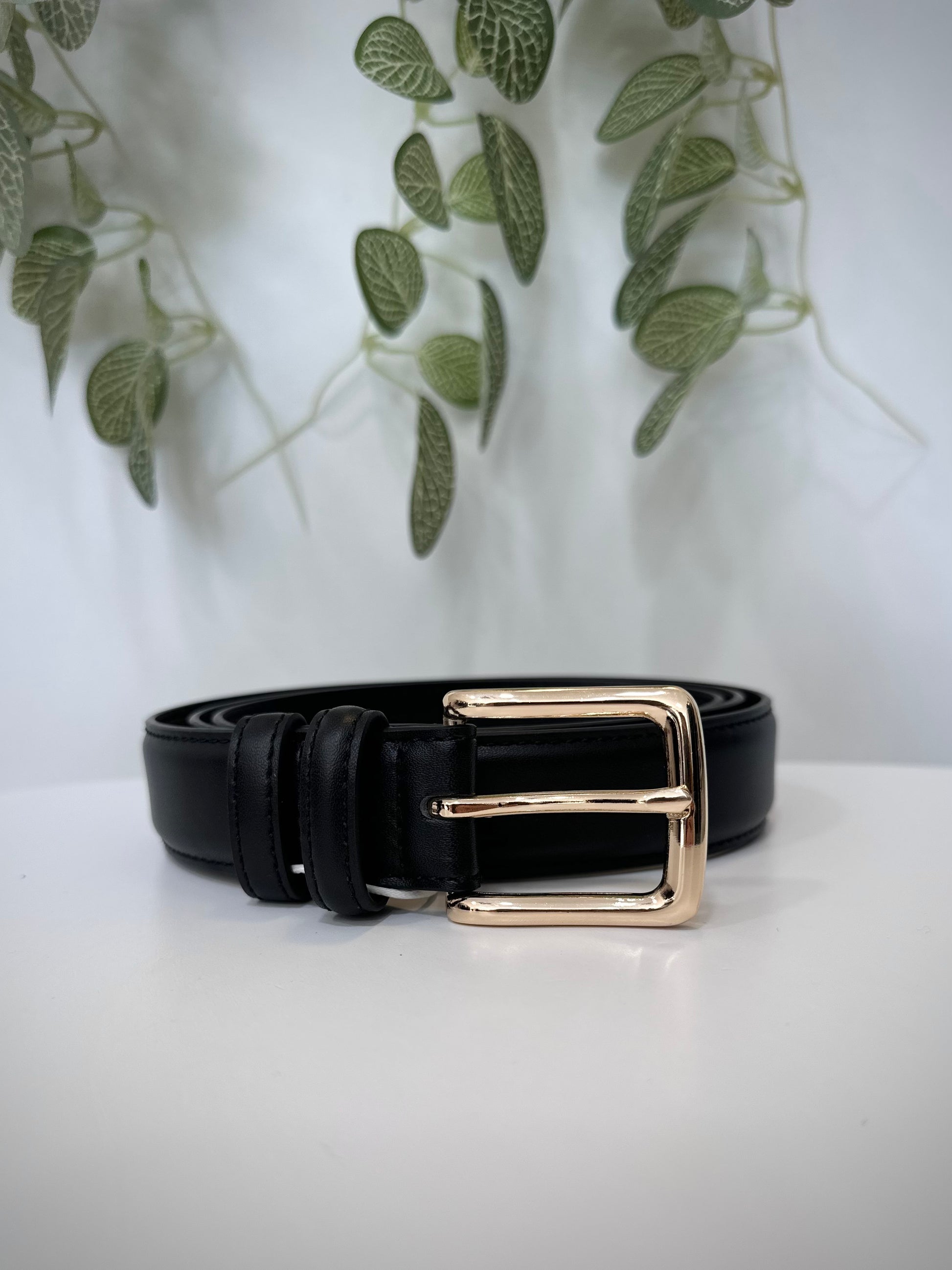 accessoire mode femme ceinture noire simili cuir boucle dorée