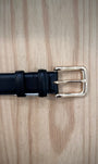détail boucle dorée brillante sur ceinture femme noire