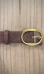 close-up boucle dorée chic ceinture suédine femme