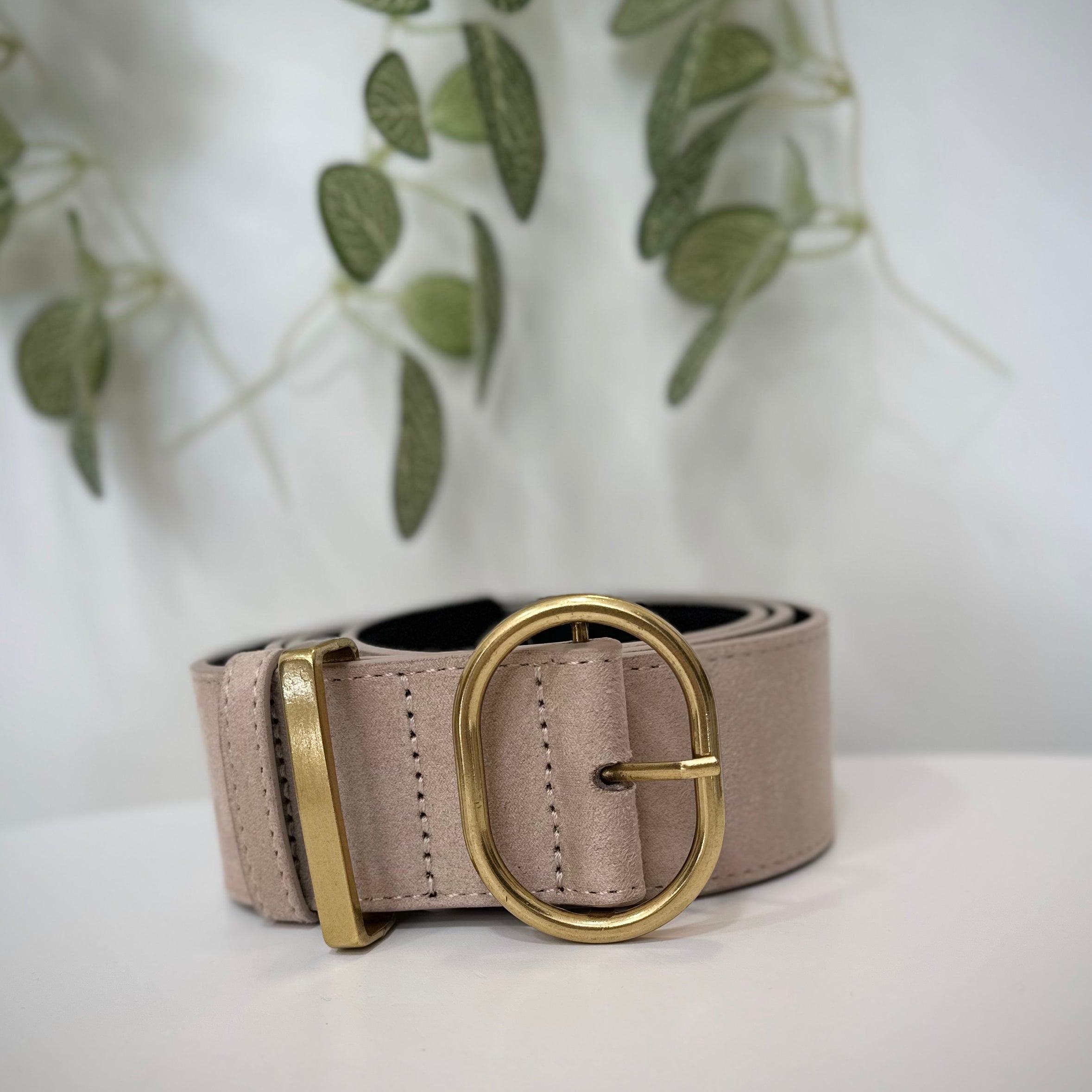 Accessoire mode femme ceinture beige suédine boucle dorée