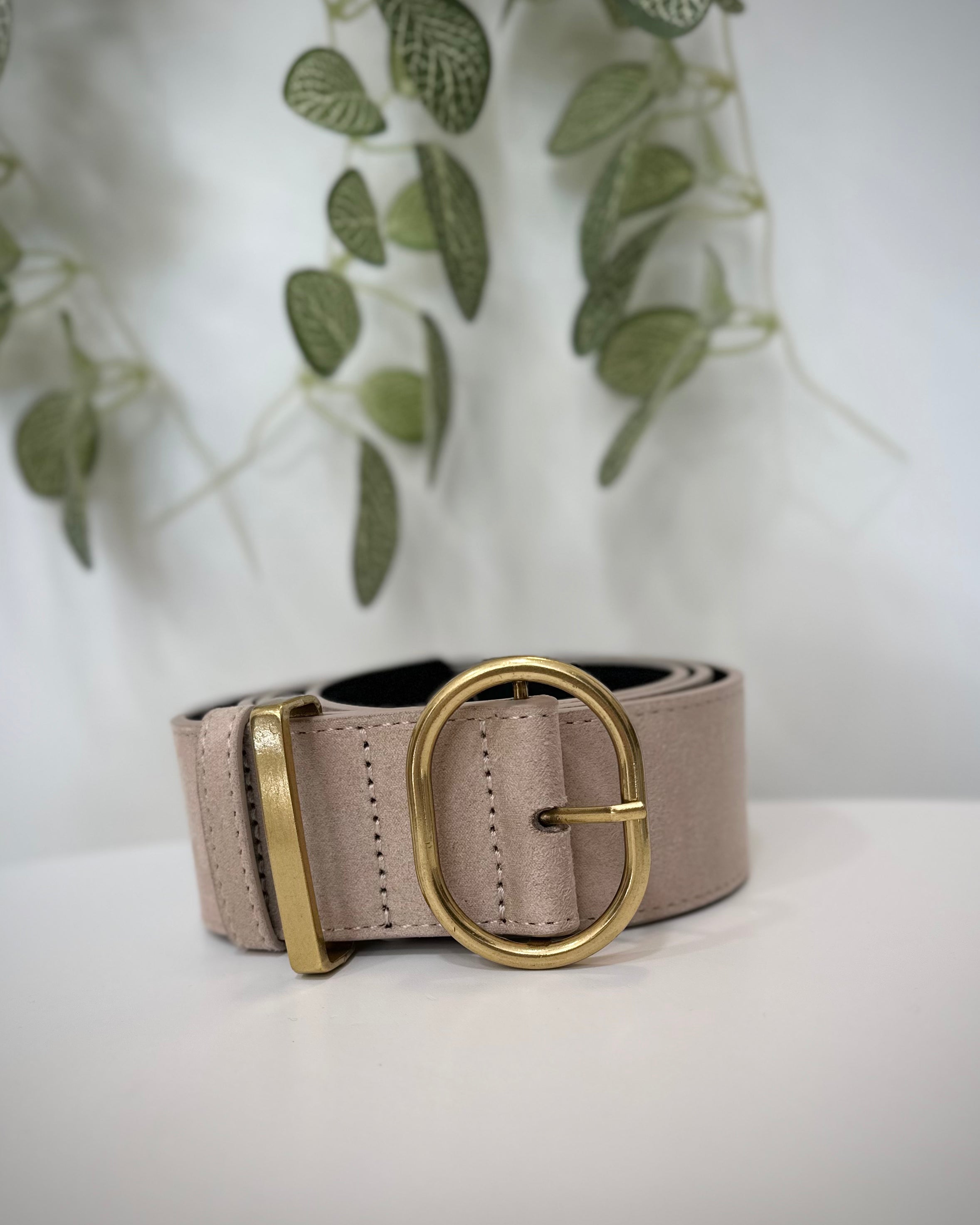 Accessoire mode femme ceinture beige suédine boucle dorée