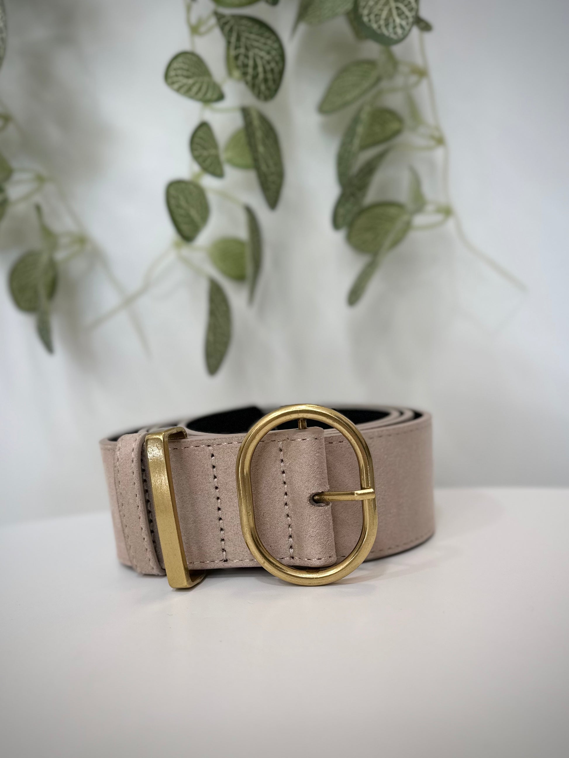 Accessoire mode femme ceinture beige suédine boucle dorée