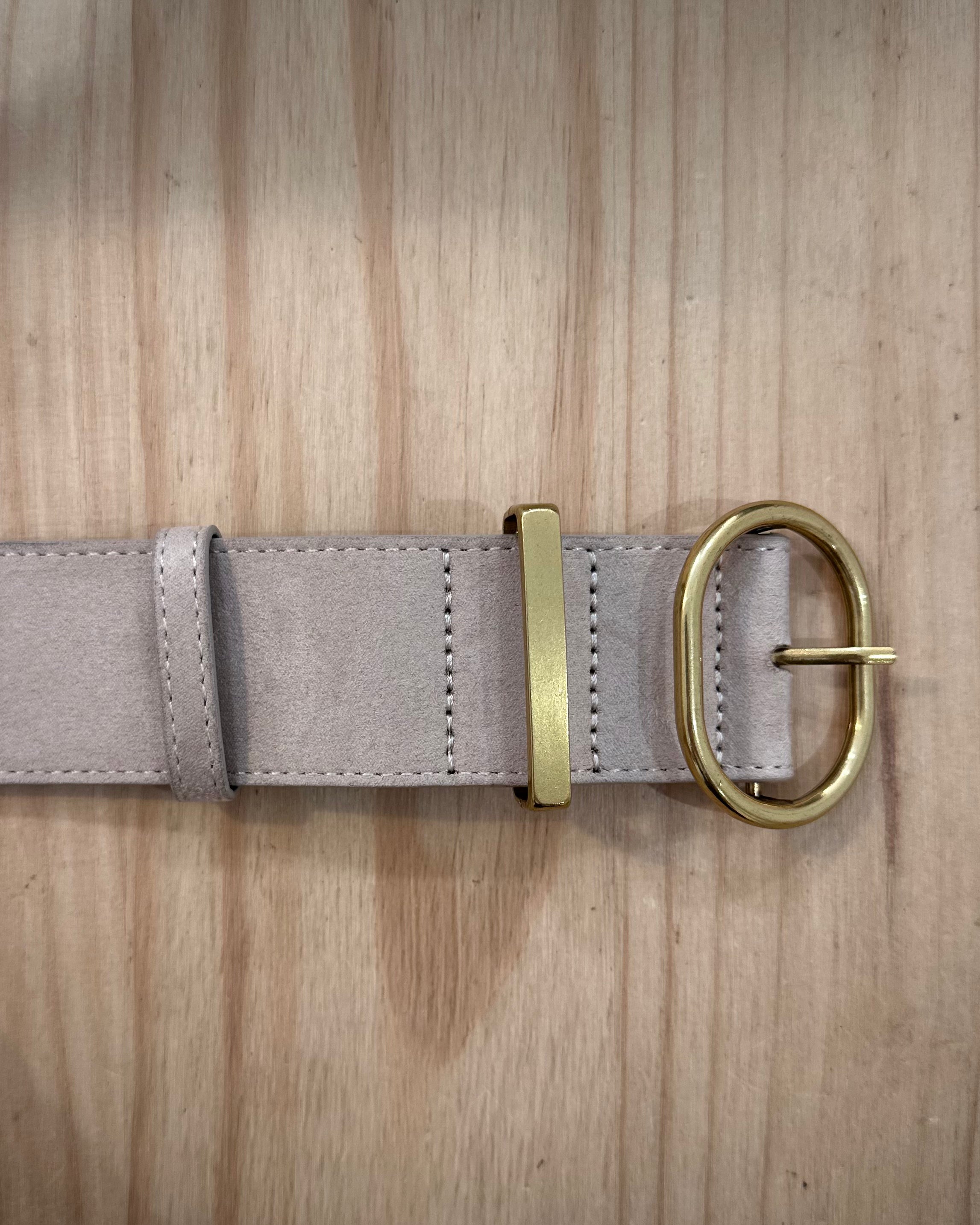 Détail boucle dorée brillante sur ceinture femme beige suédine