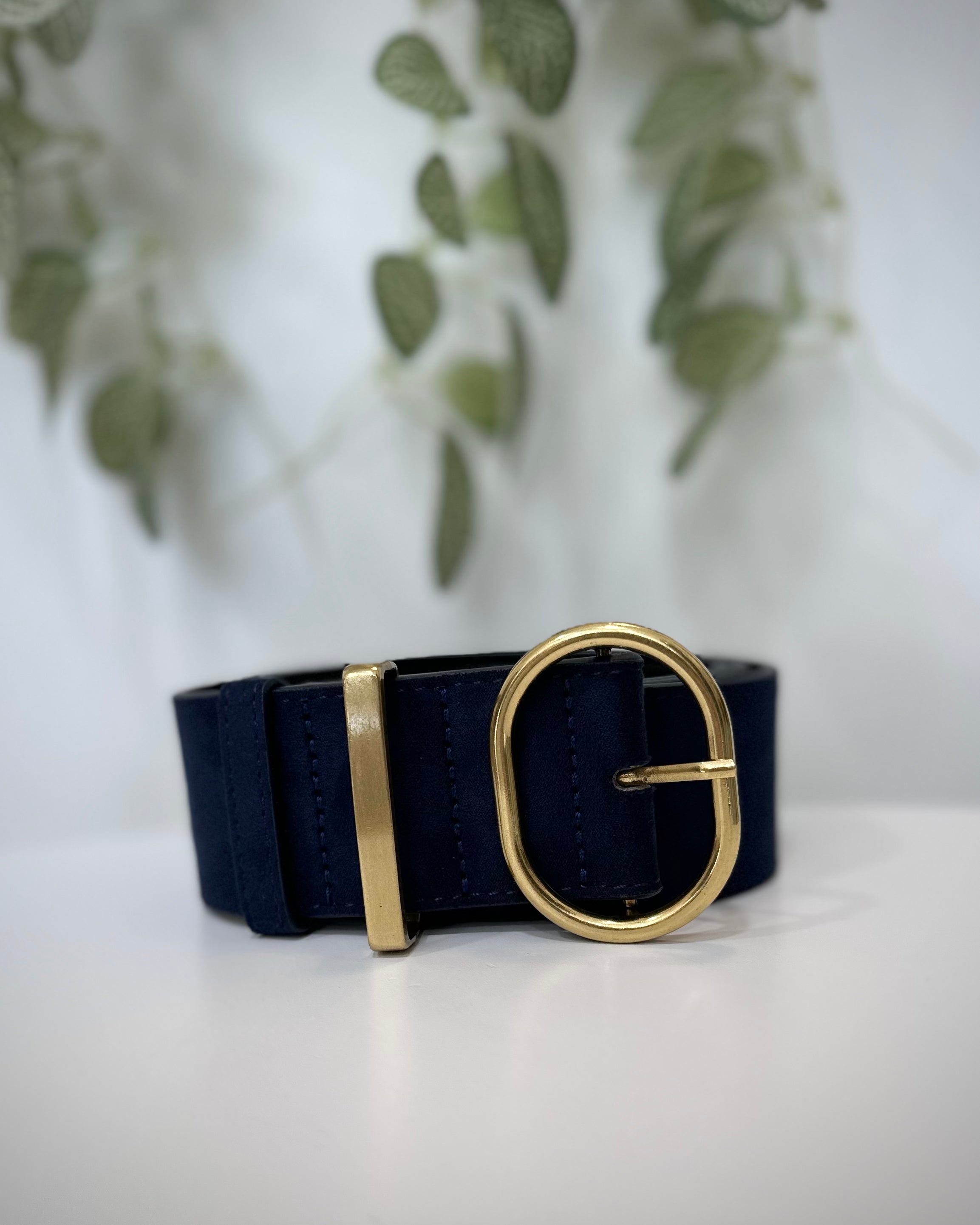Accessoire mode femme ceinture marine suédine boucle dorée