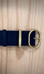 Détail boucle dorée brillante sur ceinture femme marine suédine