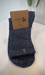 Paire de chaussettes bleu marine pliées sur fond clair
