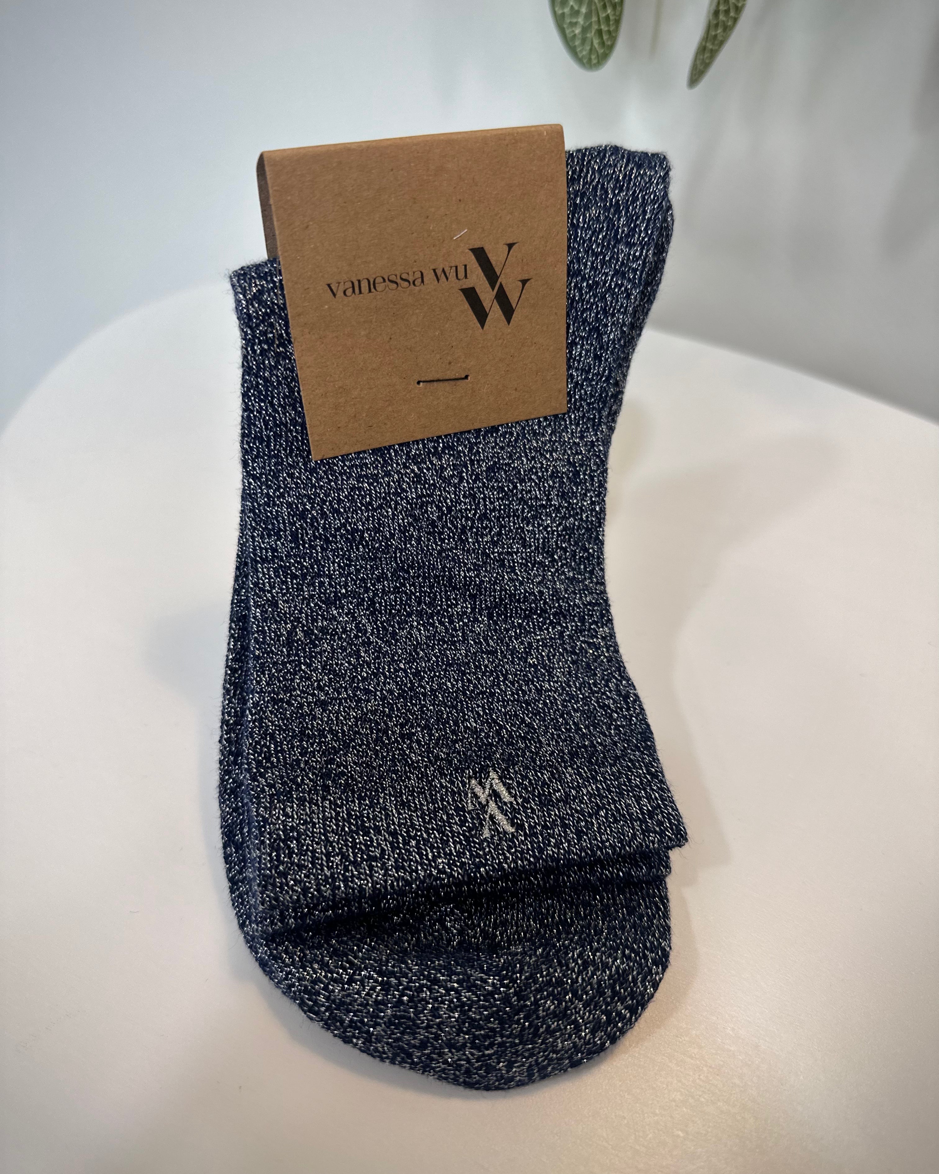 Paire de chaussettes bleu marine pliées sur fond clair