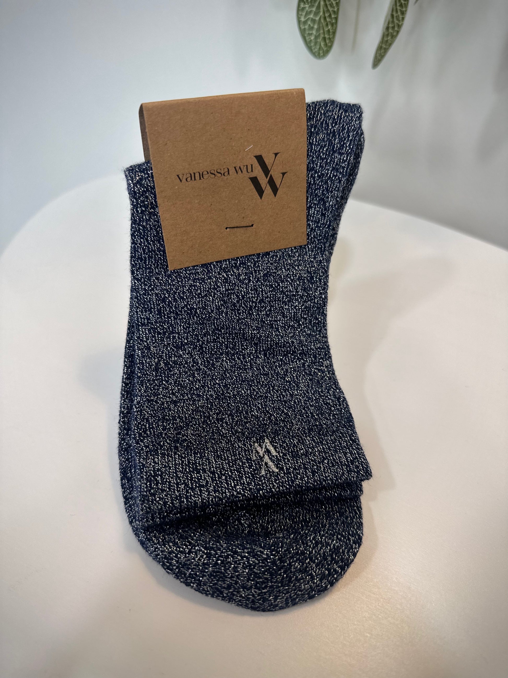 Paire de chaussettes bleu marine pliées sur fond clair