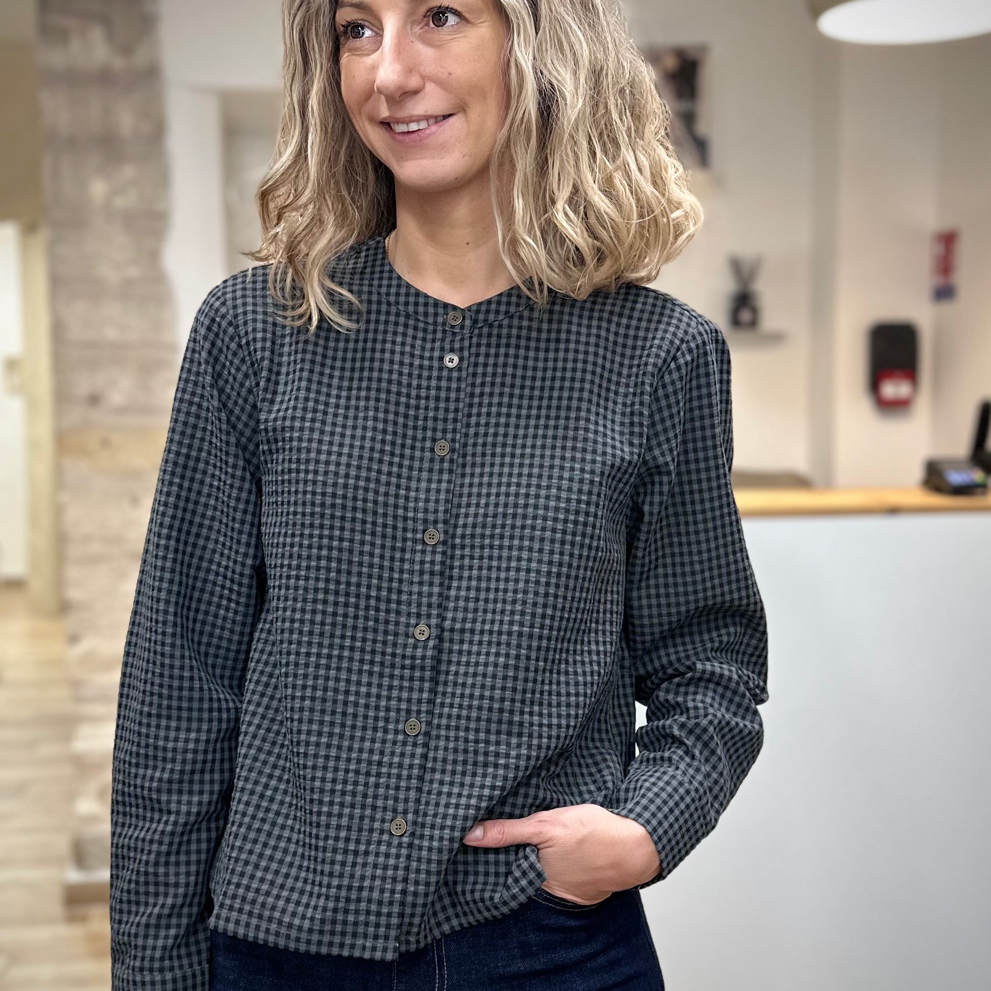 Femme portant une blouse vichy carbone à manches longues