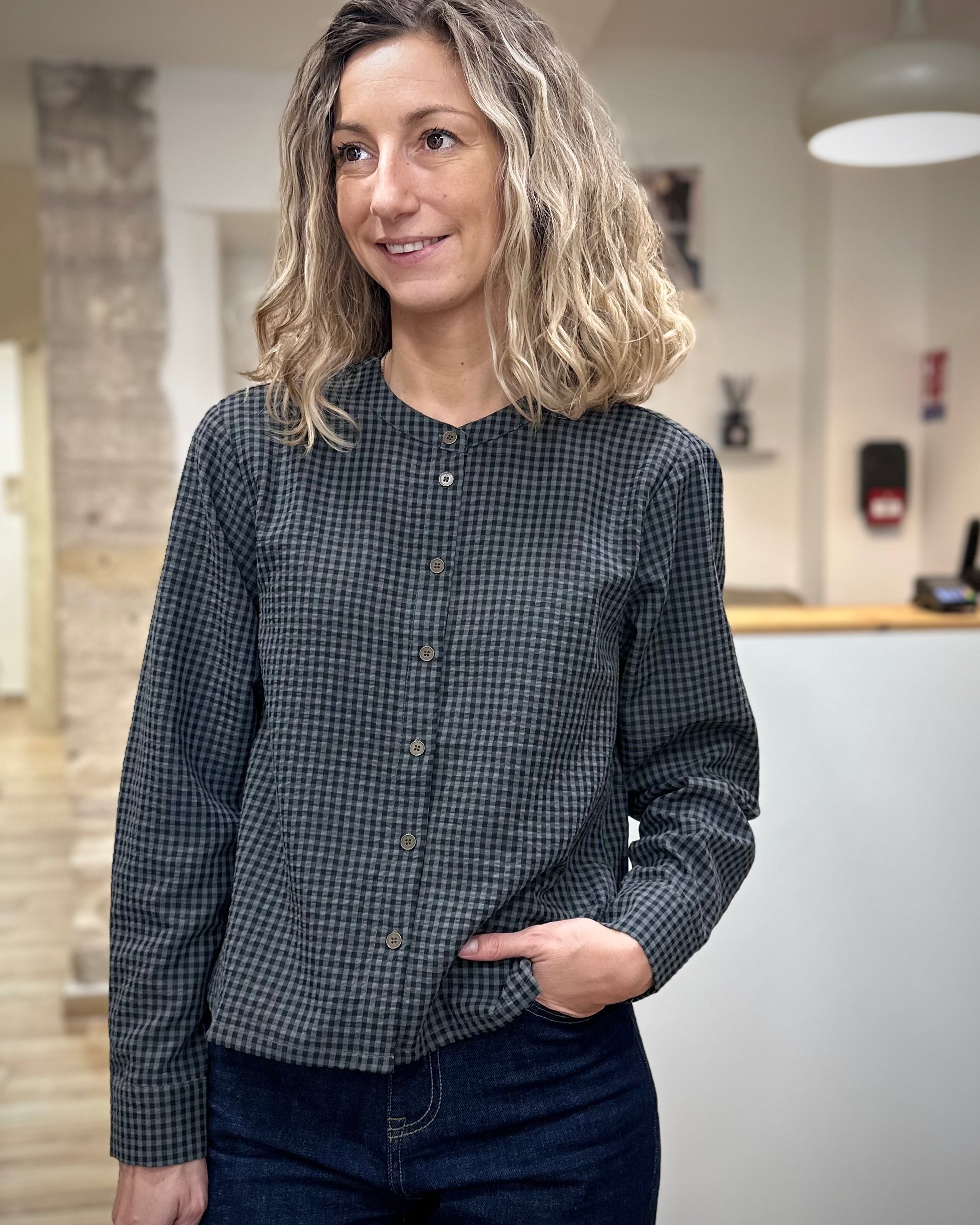 Femme portant une blouse vichy carbone à manches longues