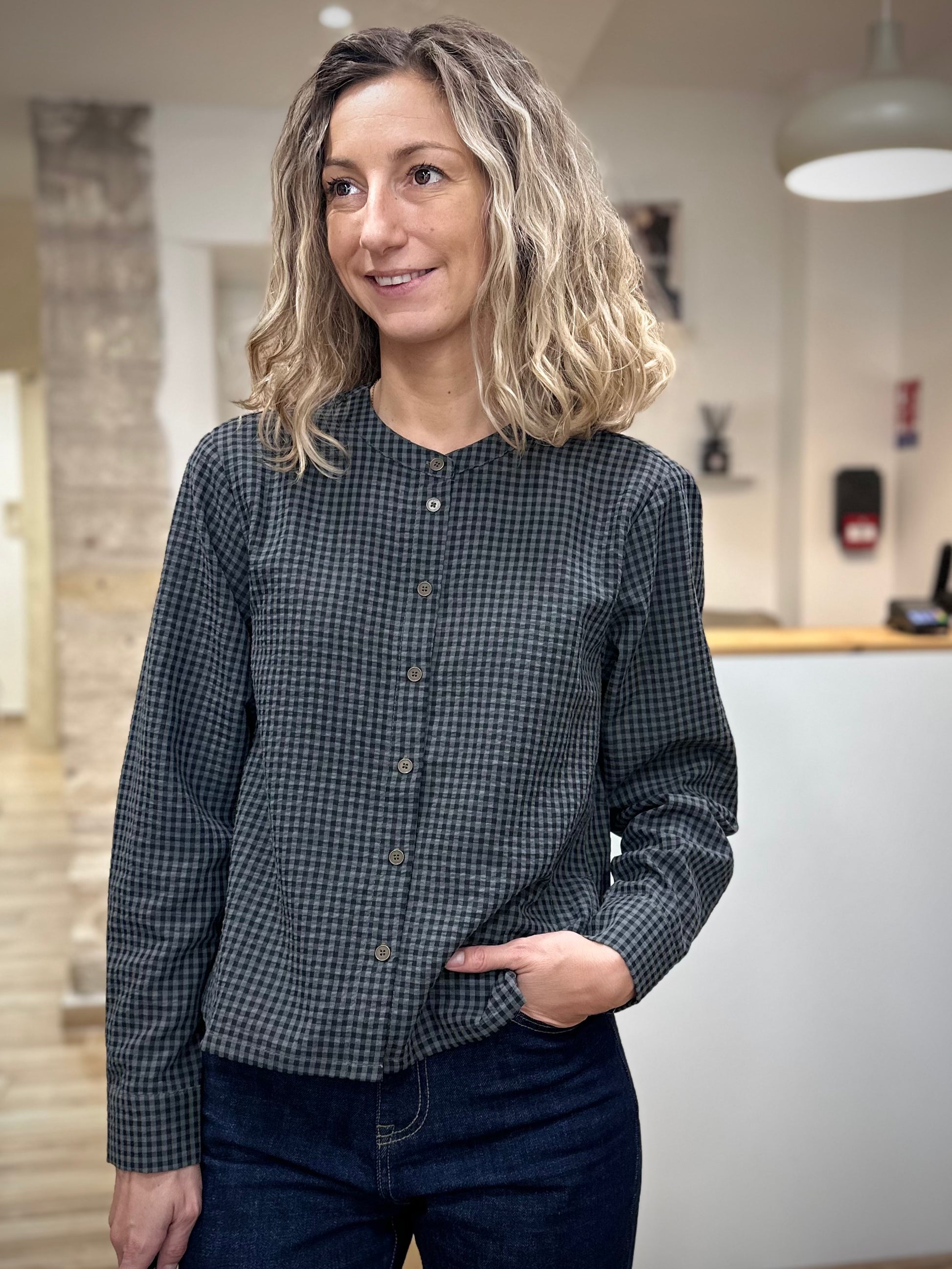 Femme portant une blouse vichy carbone à manches longues