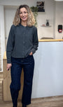 Femme portant une blouse vichy carbone coupe ample
