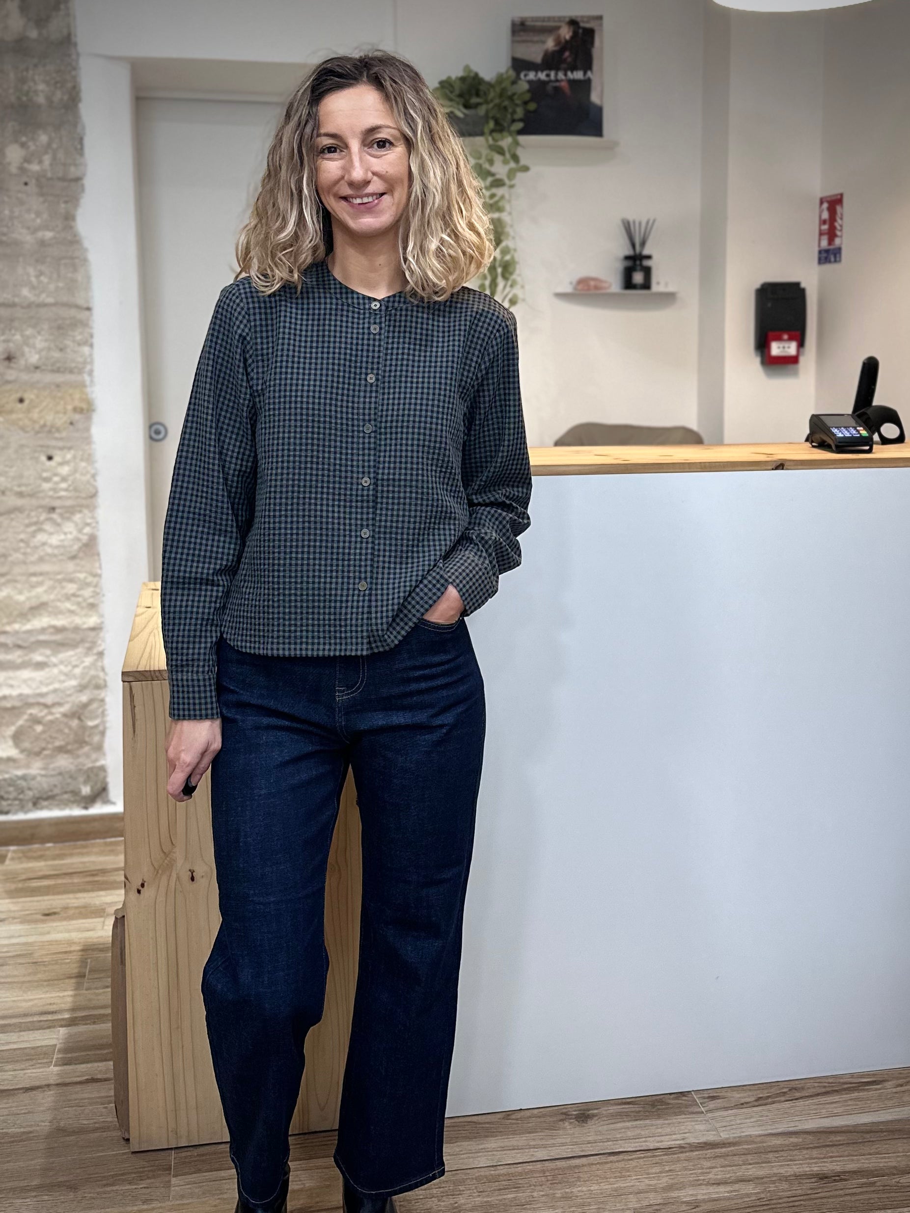 Femme portant une blouse vichy carbone coupe ample