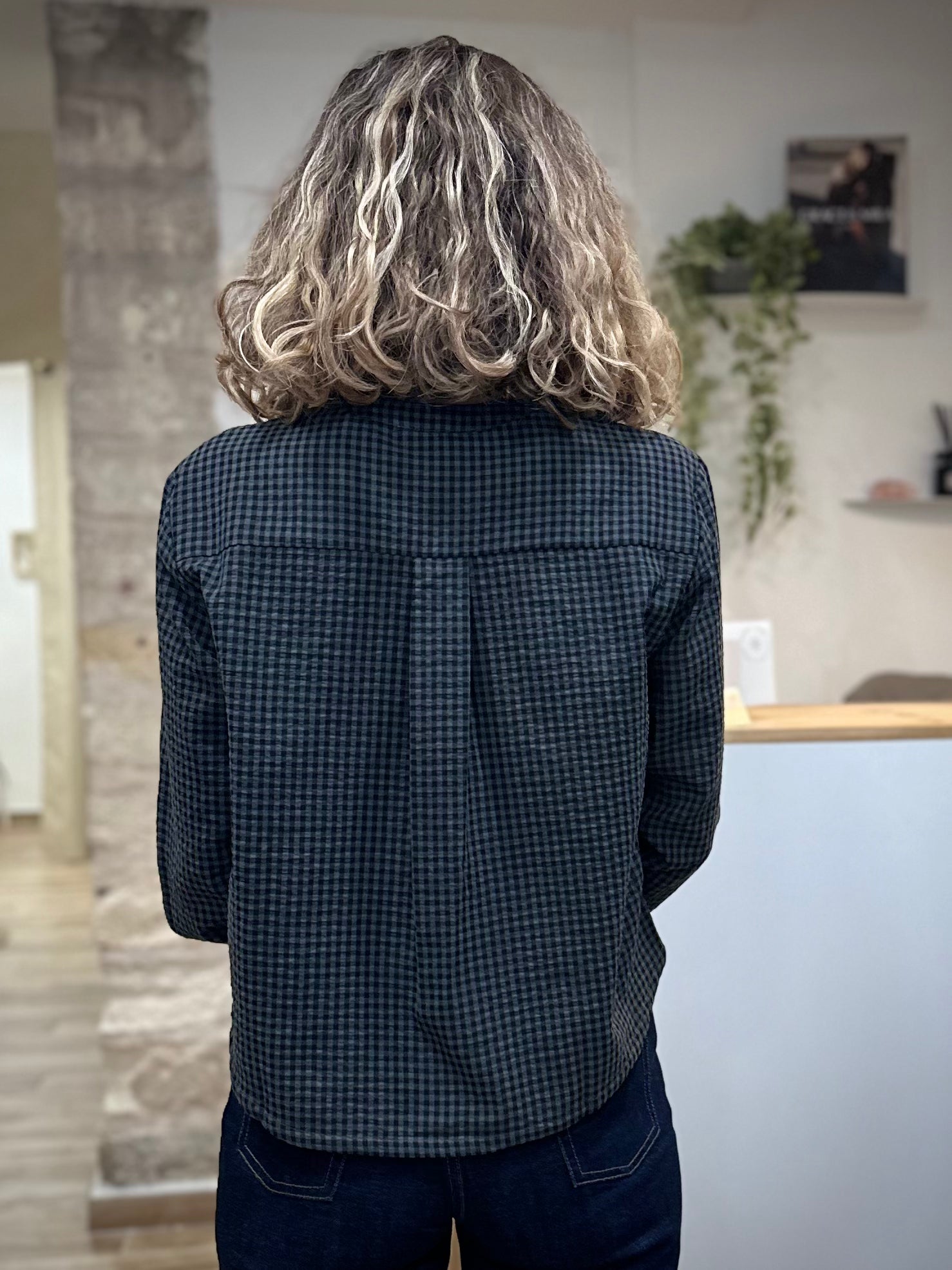 Vue de dos blouse vichy carbone fluide femme