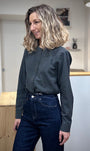 Femme debout portant chemisier vichy carbone élégant