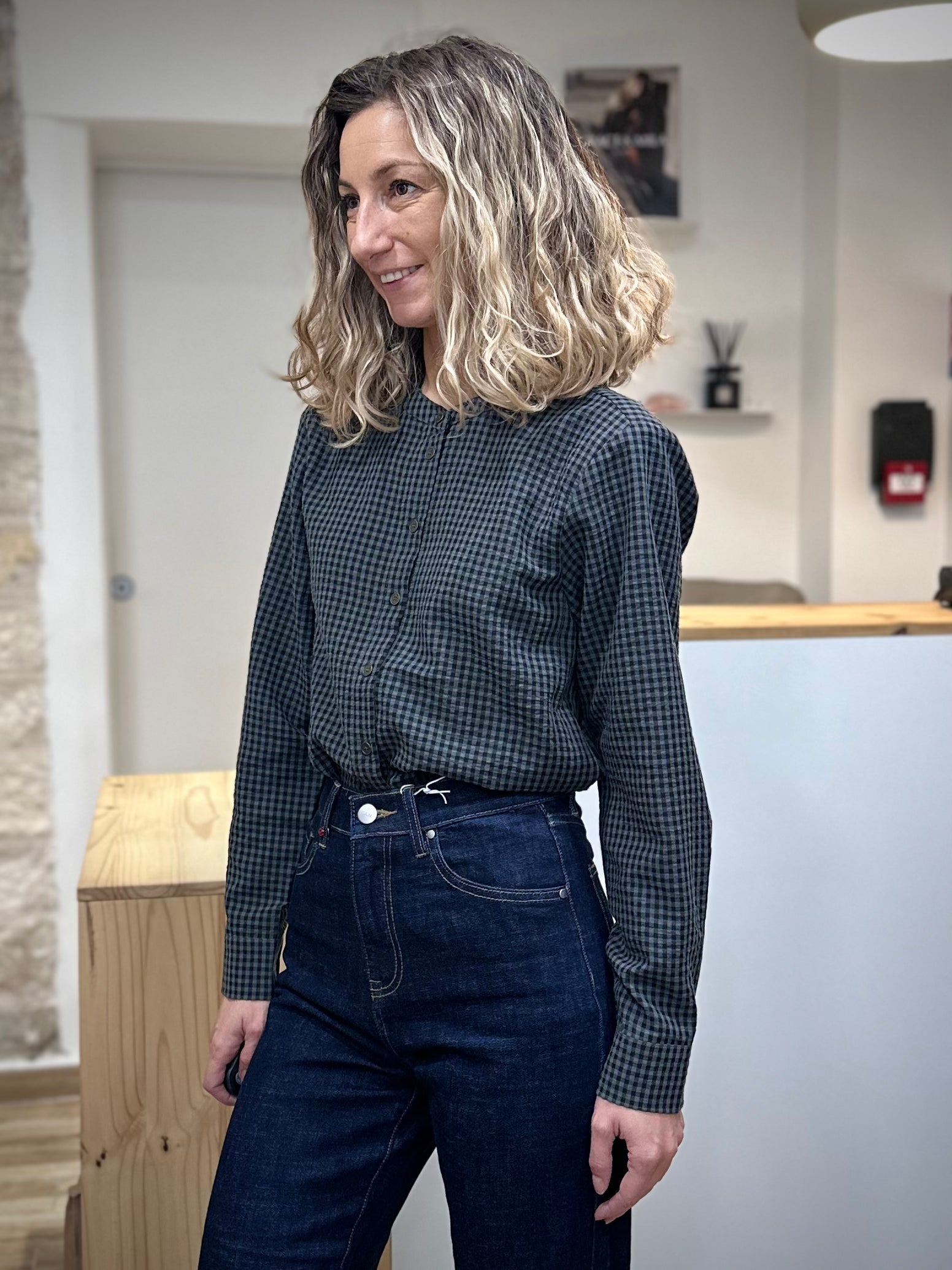 Femme debout portant chemisier vichy carbone élégant