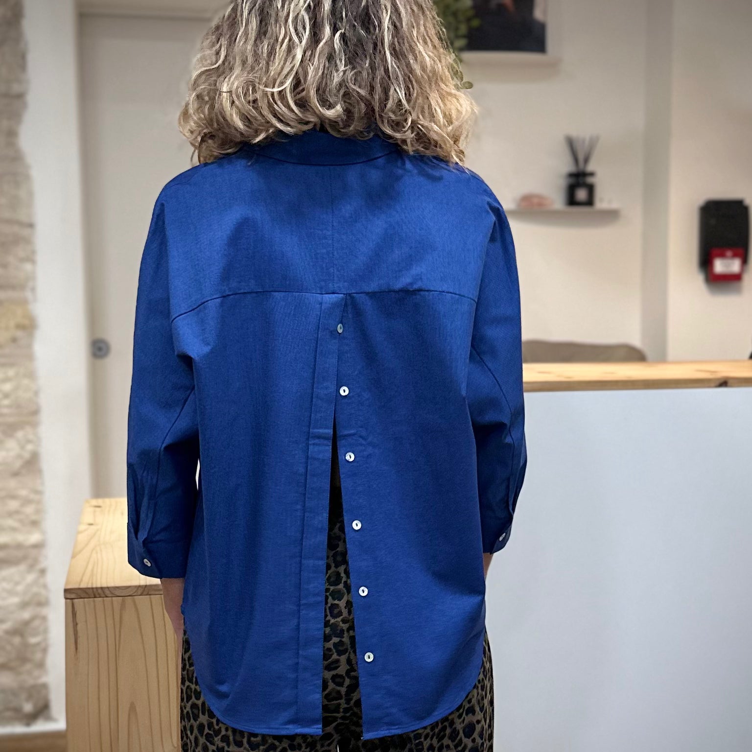 Vue arrière de la chemise avec ouverture dos
