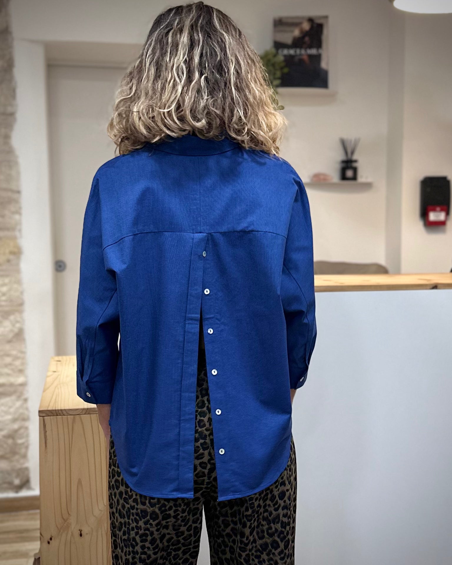 Vue arrière de la chemise avec ouverture dos