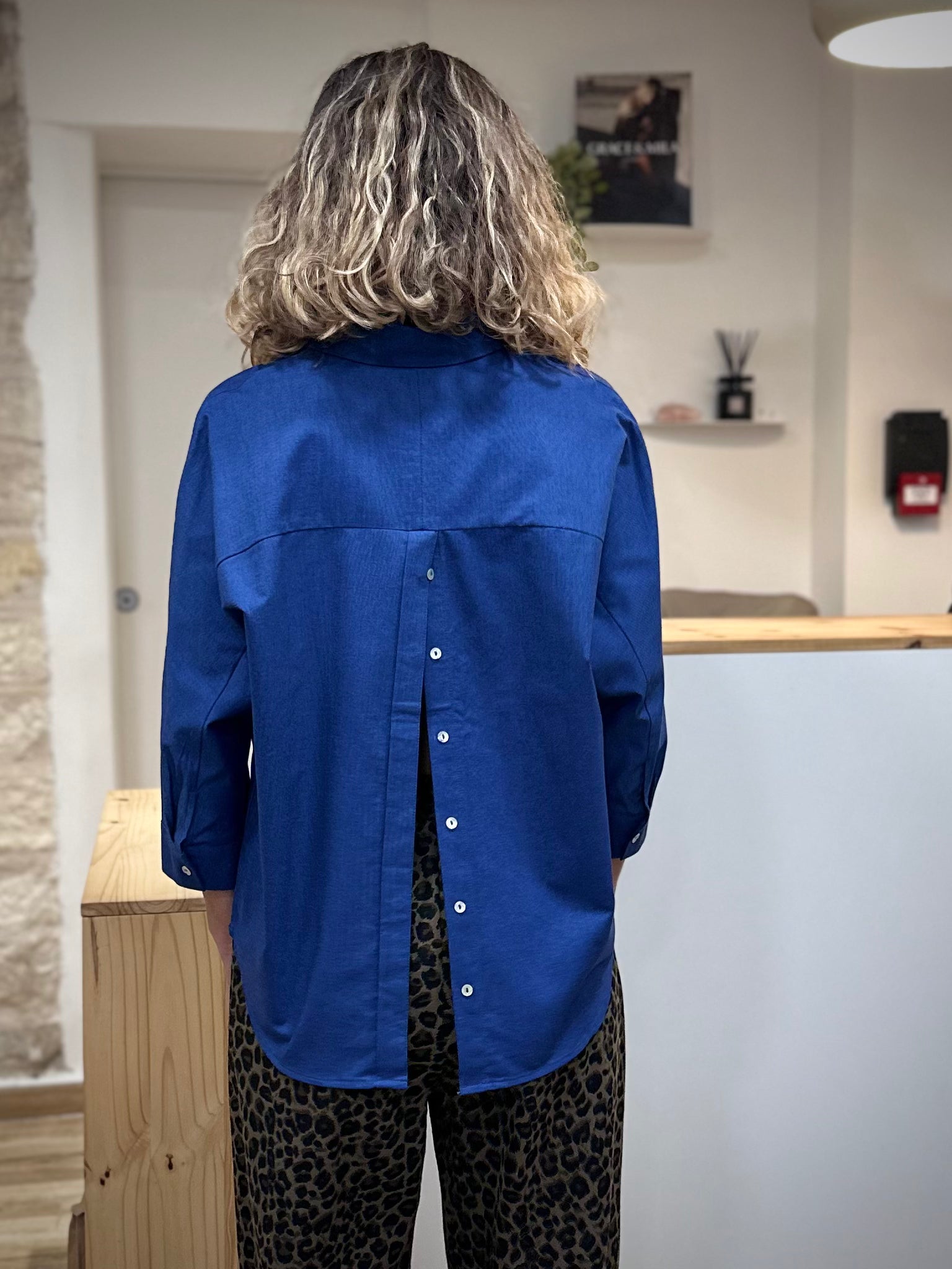 Vue arrière de la chemise avec ouverture dos