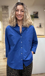Femme portant une chemise bleue oversize en coton, vue de face