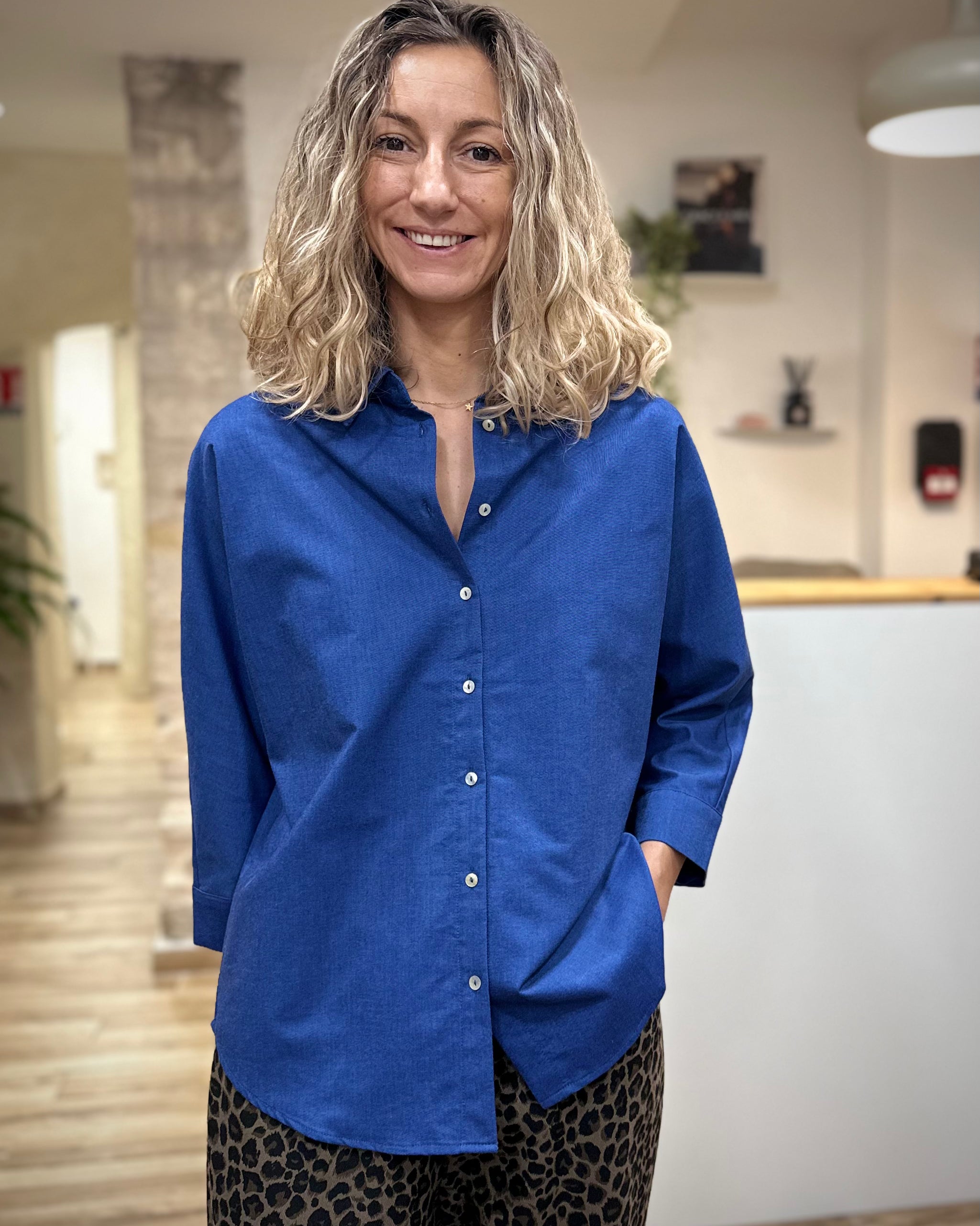 Femme portant une chemise bleue oversize en coton, vue de face