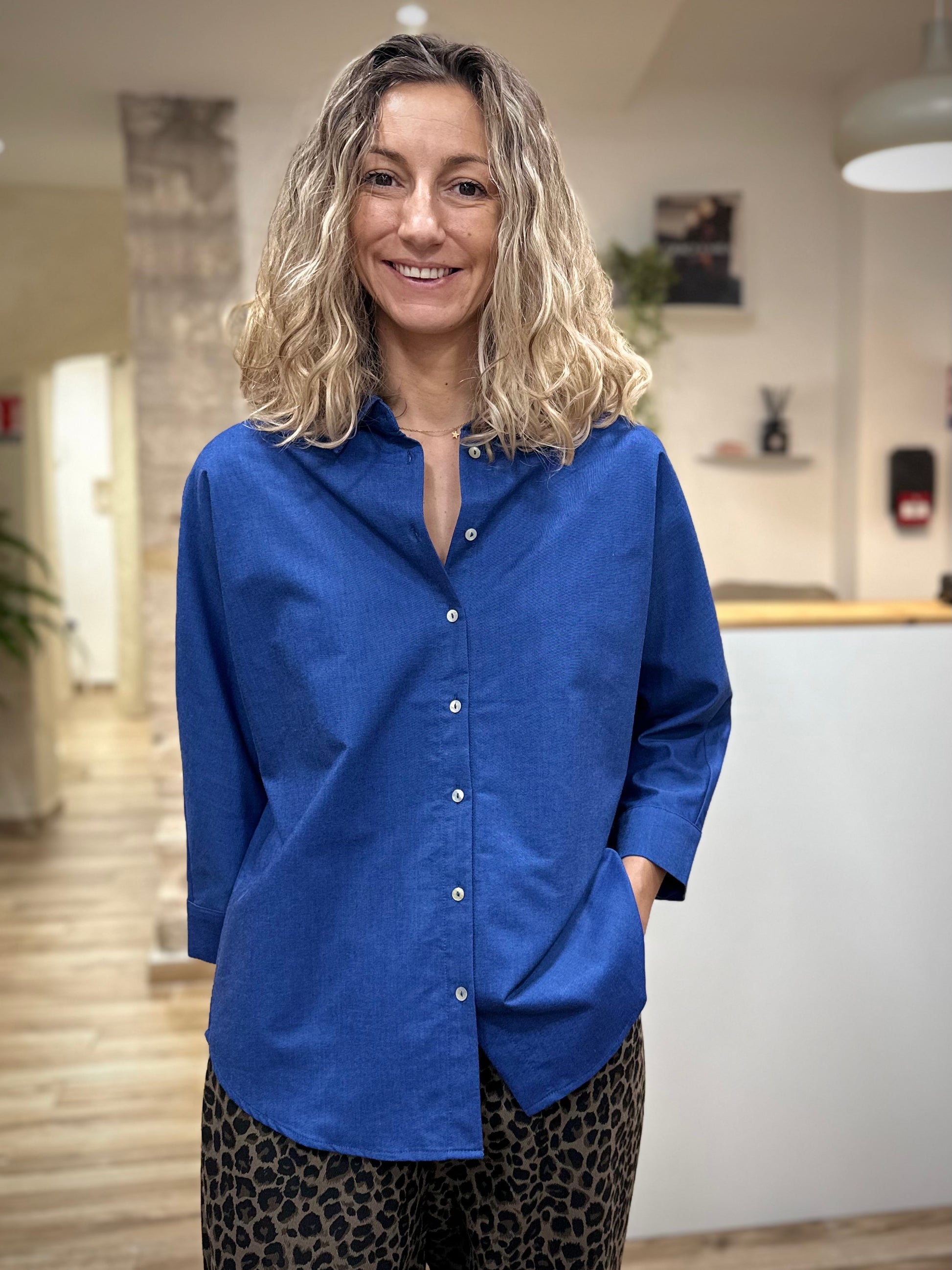 Femme portant une chemise bleue oversize en coton, vue de face