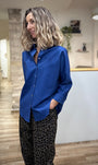 Chemise bleue élégante pour look urbain décontracté